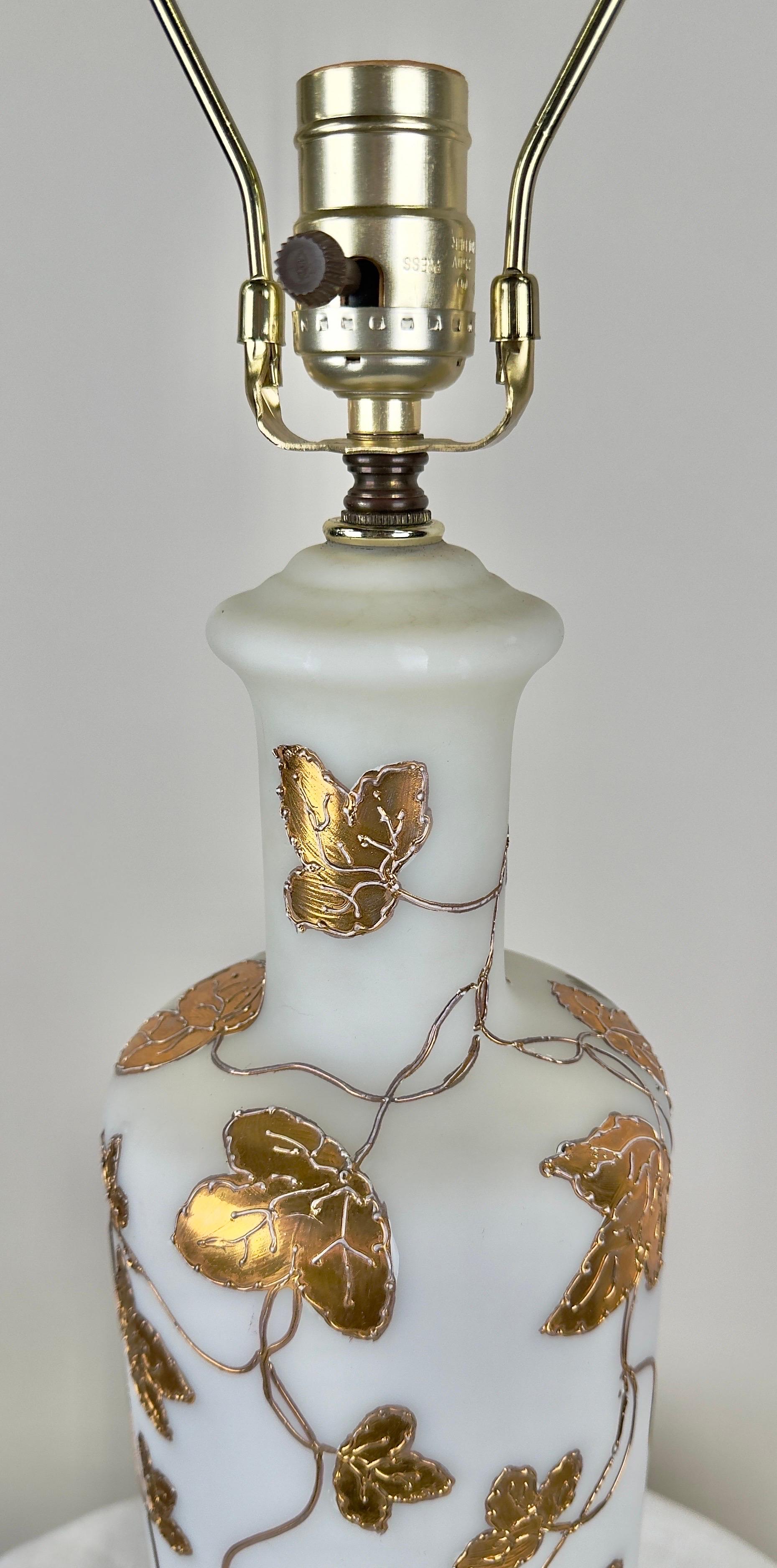 Verre d'art Paire de lampes de table Art Nouveau en verre d'art blanc dépoli et à motifs de feuilles d'or en vente
