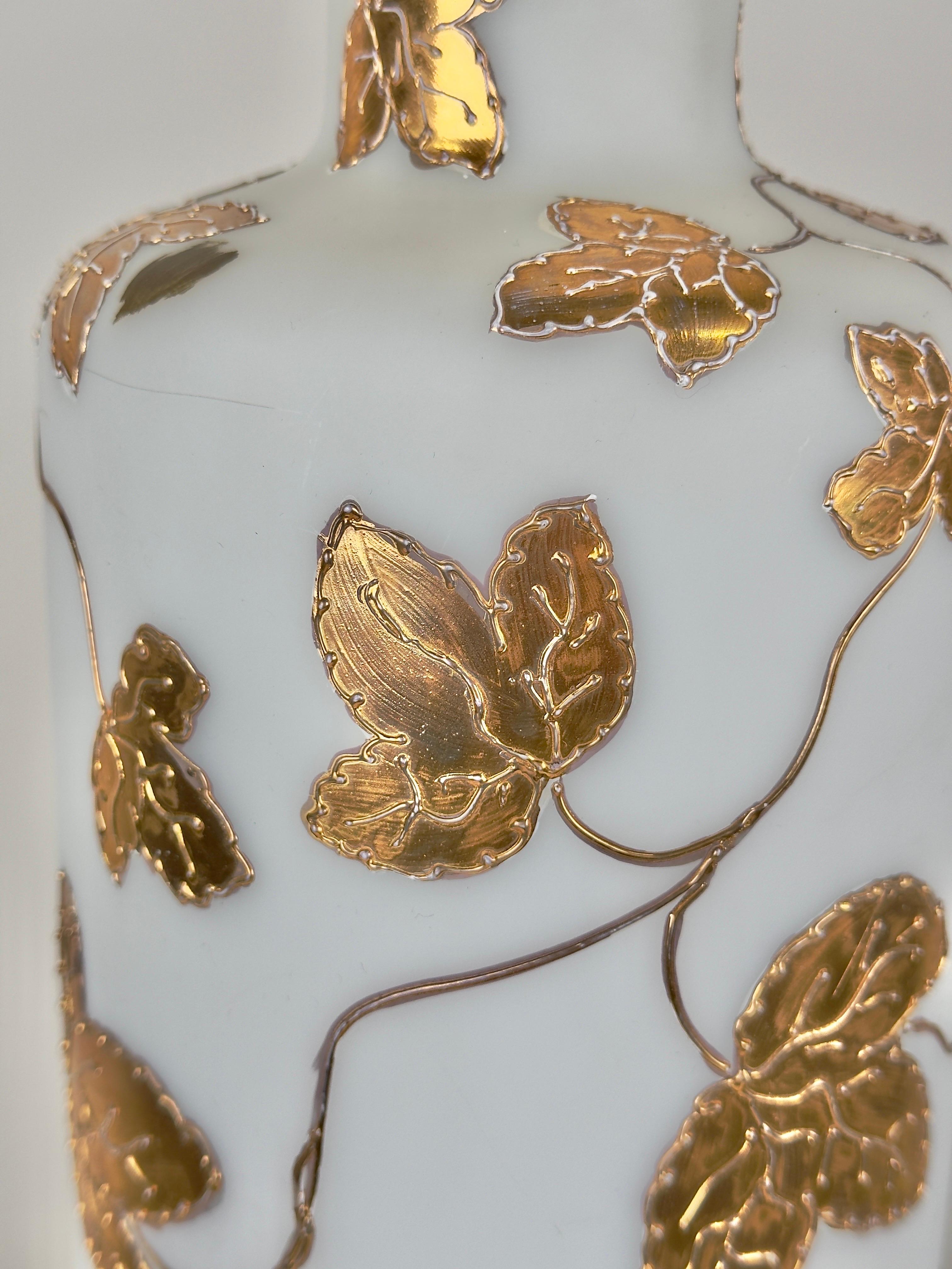 Paire de lampes de table Art Nouveau en verre d'art blanc dépoli et à motifs de feuilles d'or en vente 1