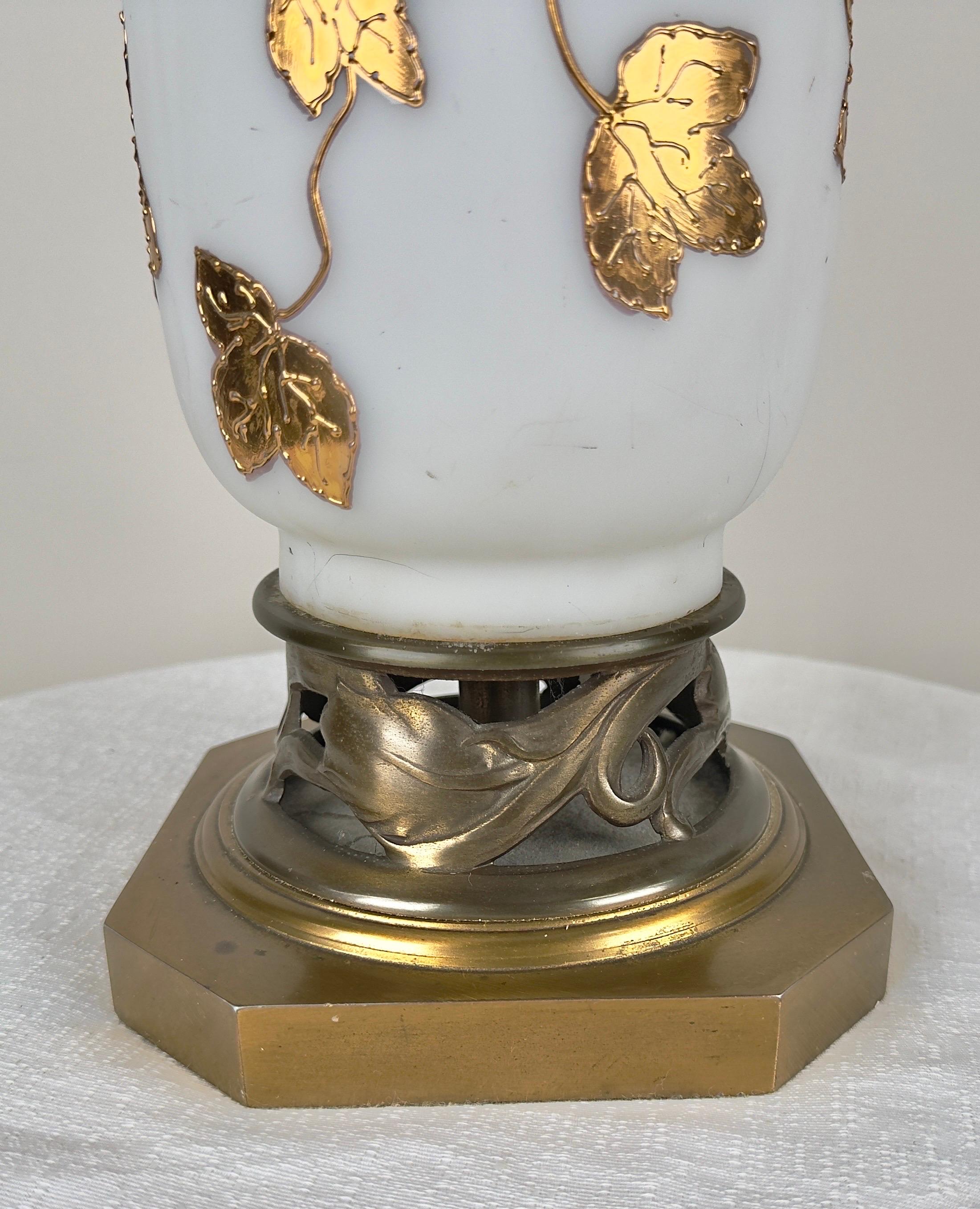 Paire de lampes de table Art Nouveau en verre d'art blanc dépoli et à motifs de feuilles d'or en vente 2
