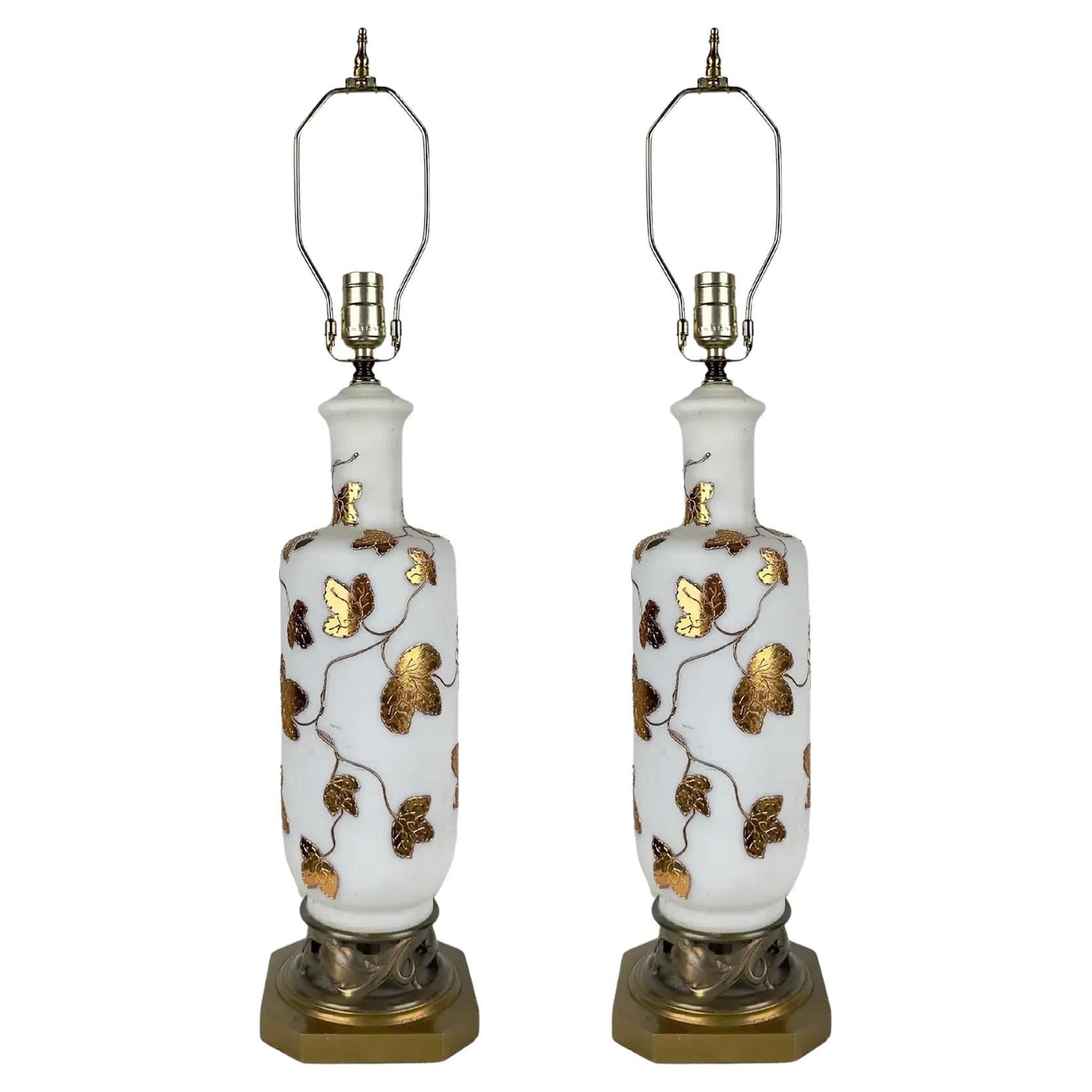Paire de lampes de table Art Nouveau en verre d'art blanc dépoli et à motifs de feuilles d'or en vente