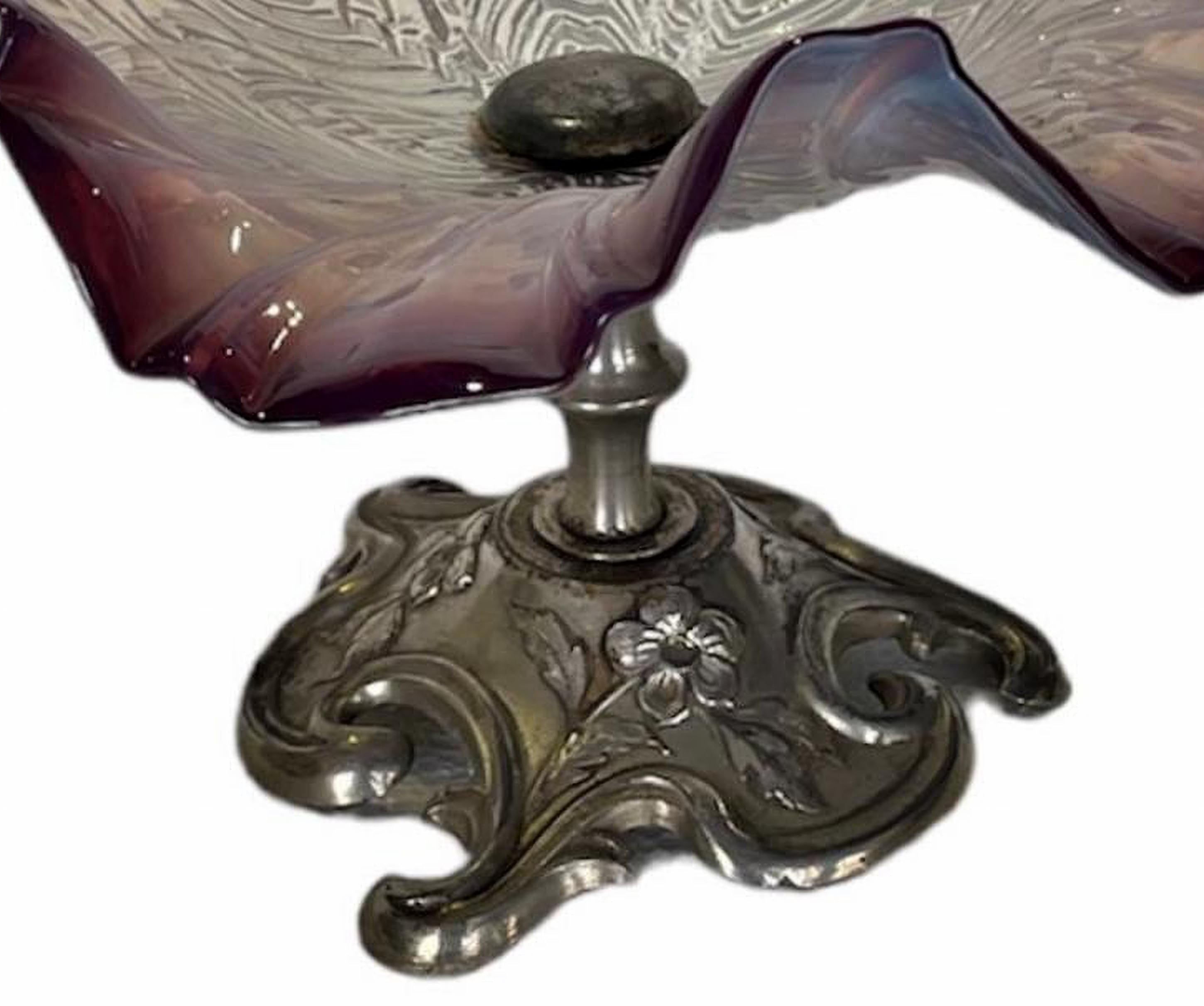 ART NOUVEAU FRUIT BOARD Francia begann mit dem 20. Jahrhundert

aus Opalglas, mit Wellenschliff, Dekor in Rosa- und Lila-Tönen. Auf einem silbernen Metallsockel mit Reliefdekoration, die florale Motive darstellt.
Abm. 16 x 25 cm.
gute Bedingungen
