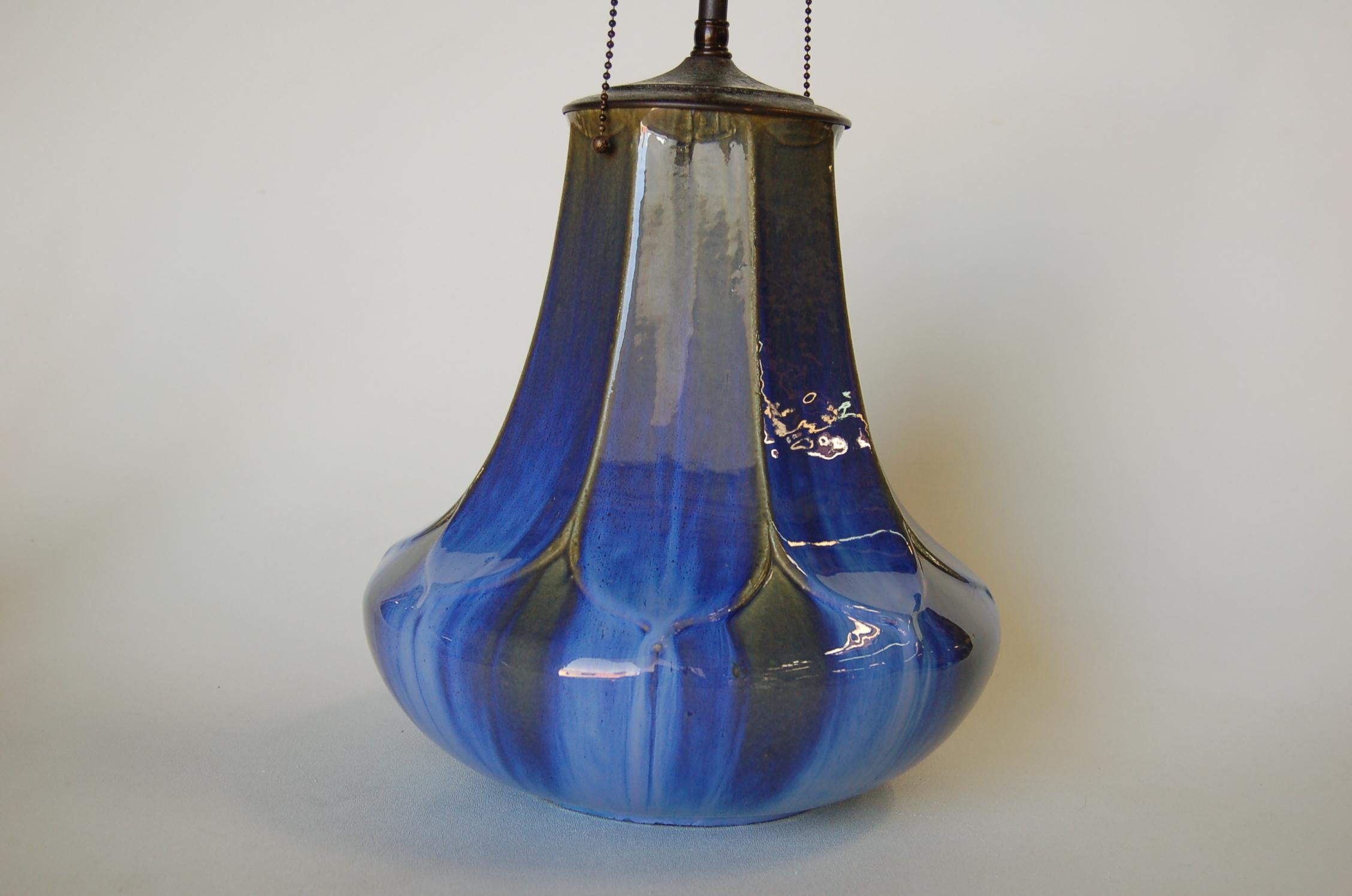 Art nouveau-Stil Fulper-Keramik Artichoke-Töpferwaren-Lampe mit Bronzebeschlägen (Nordamerikanisch) im Angebot