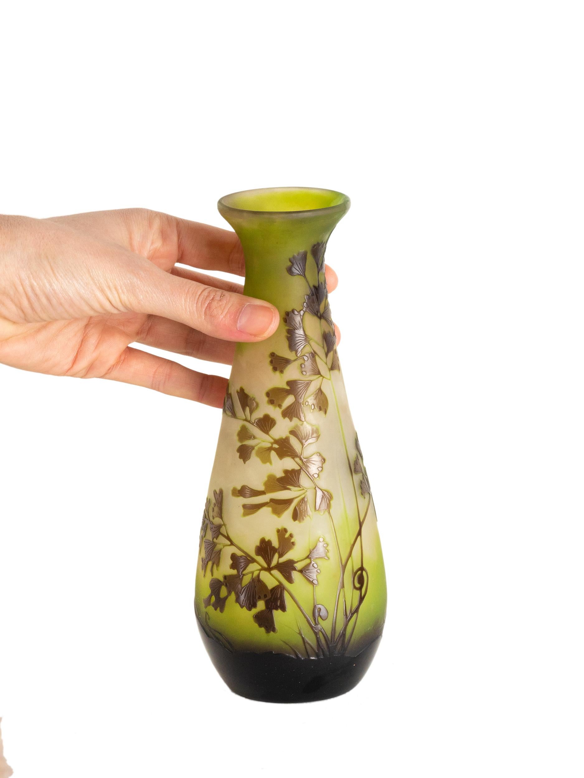 Art Nouveau Gallé Cameo Grünglasvase, 20. Jahrhundert im Angebot 5