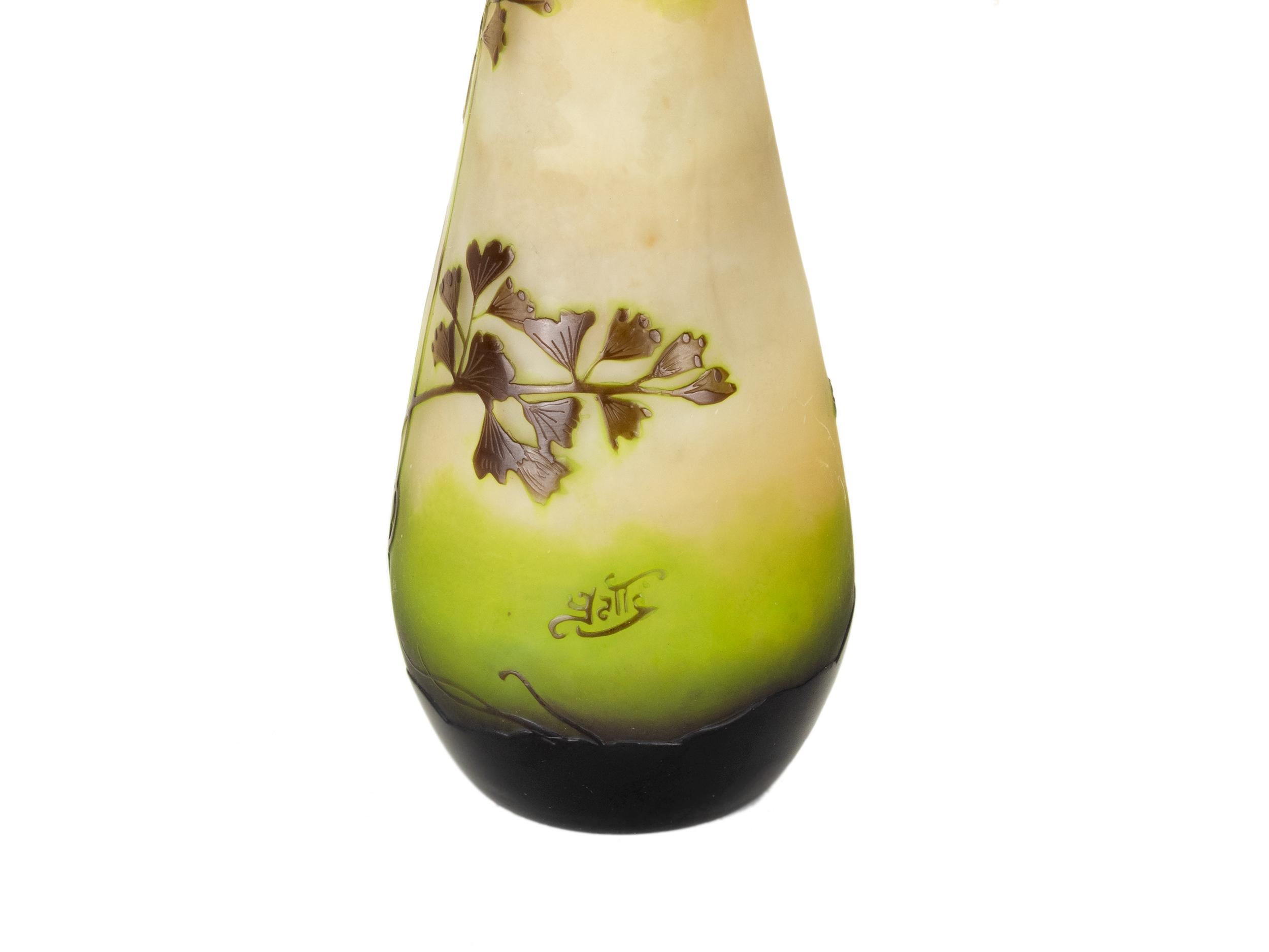 Art Nouveau Gallé Cameo Grünglasvase, 20. Jahrhundert im Angebot 6