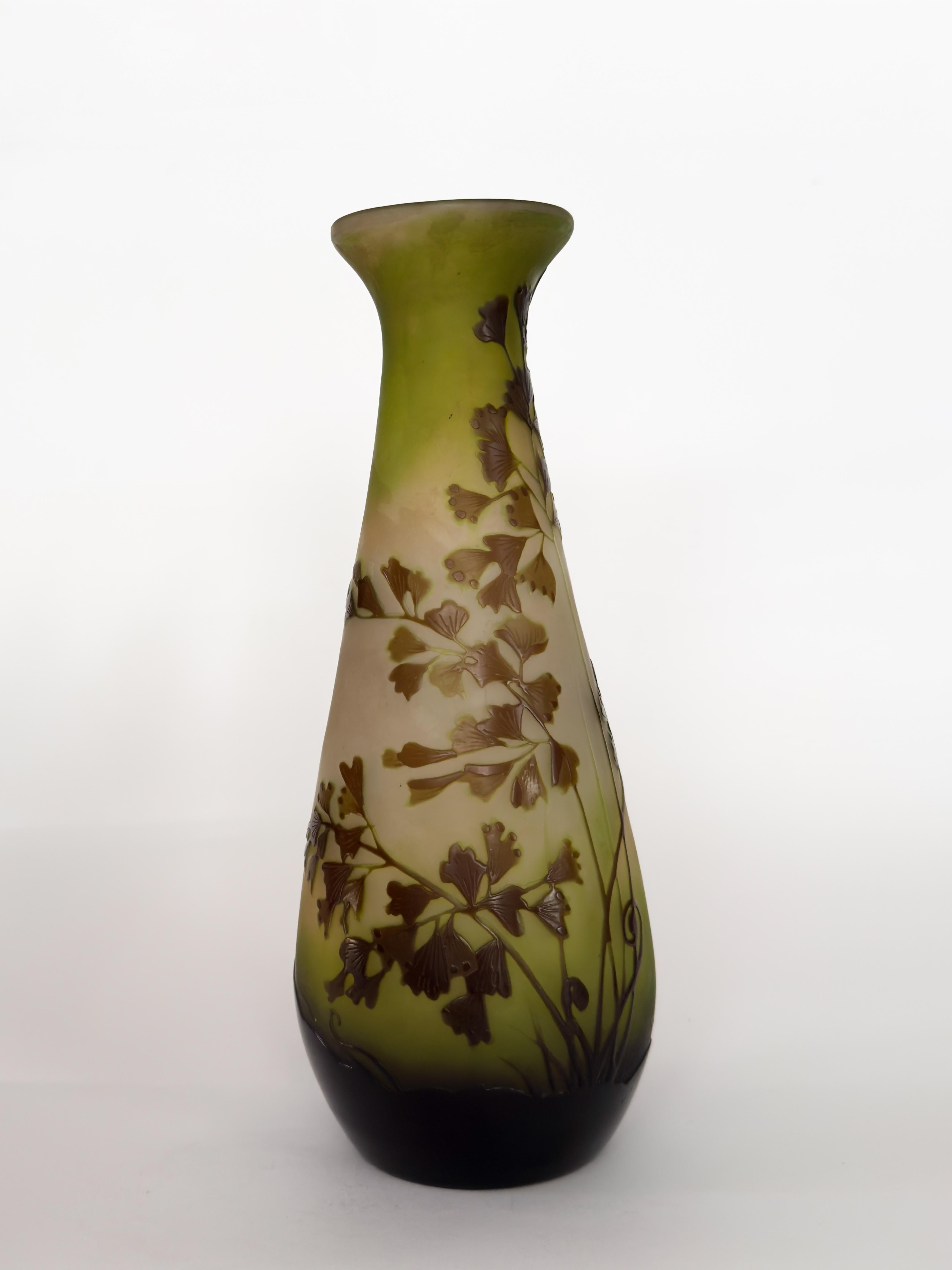 Art Nouveau Gallé Cameo Jarrón de vidrio verde, Siglo XX Francés en venta