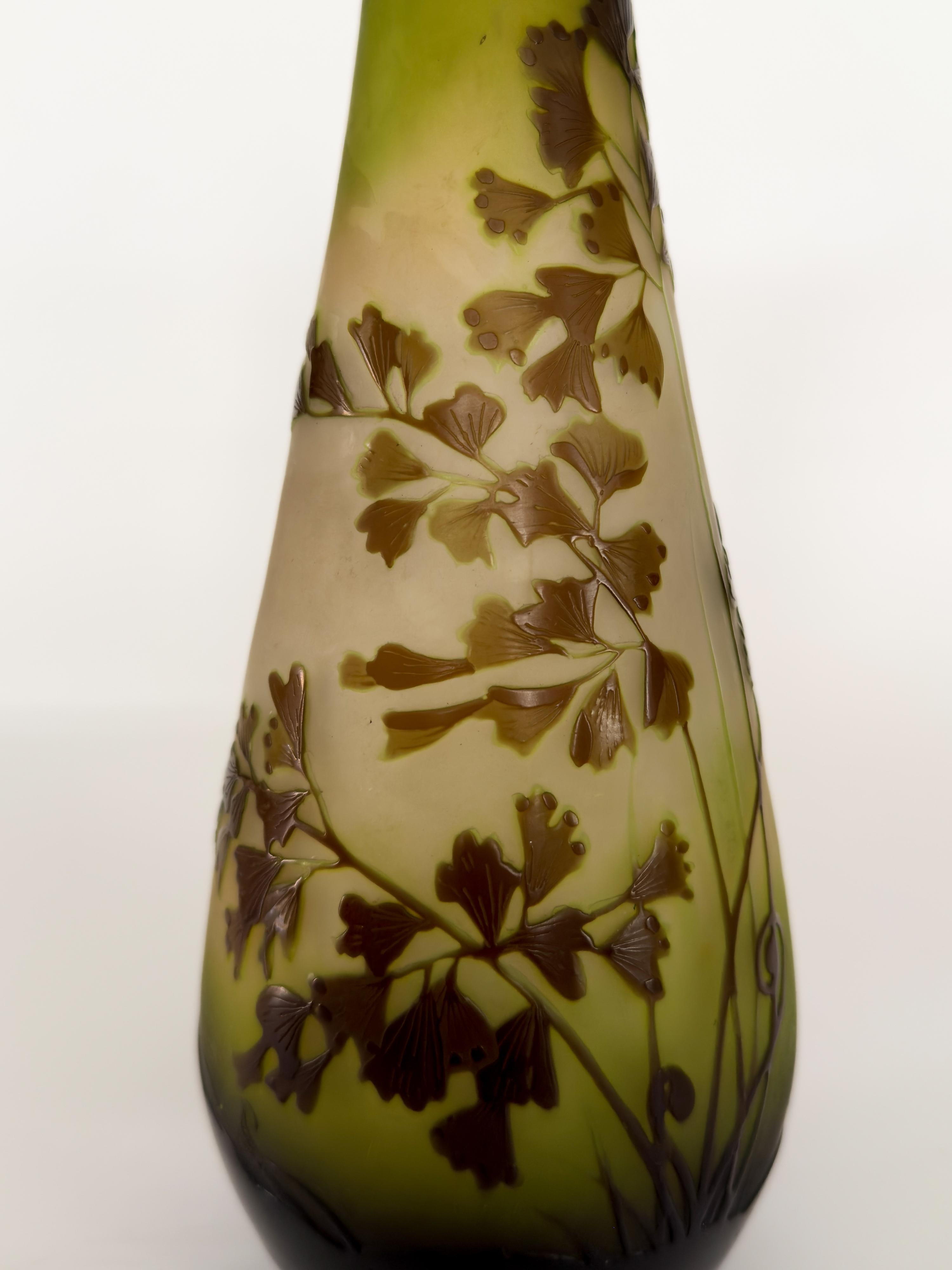Art Nouveau Gallé Cameo Jarrón de vidrio verde, Siglo XX en Bueno estado para la venta en Lisbon, PT