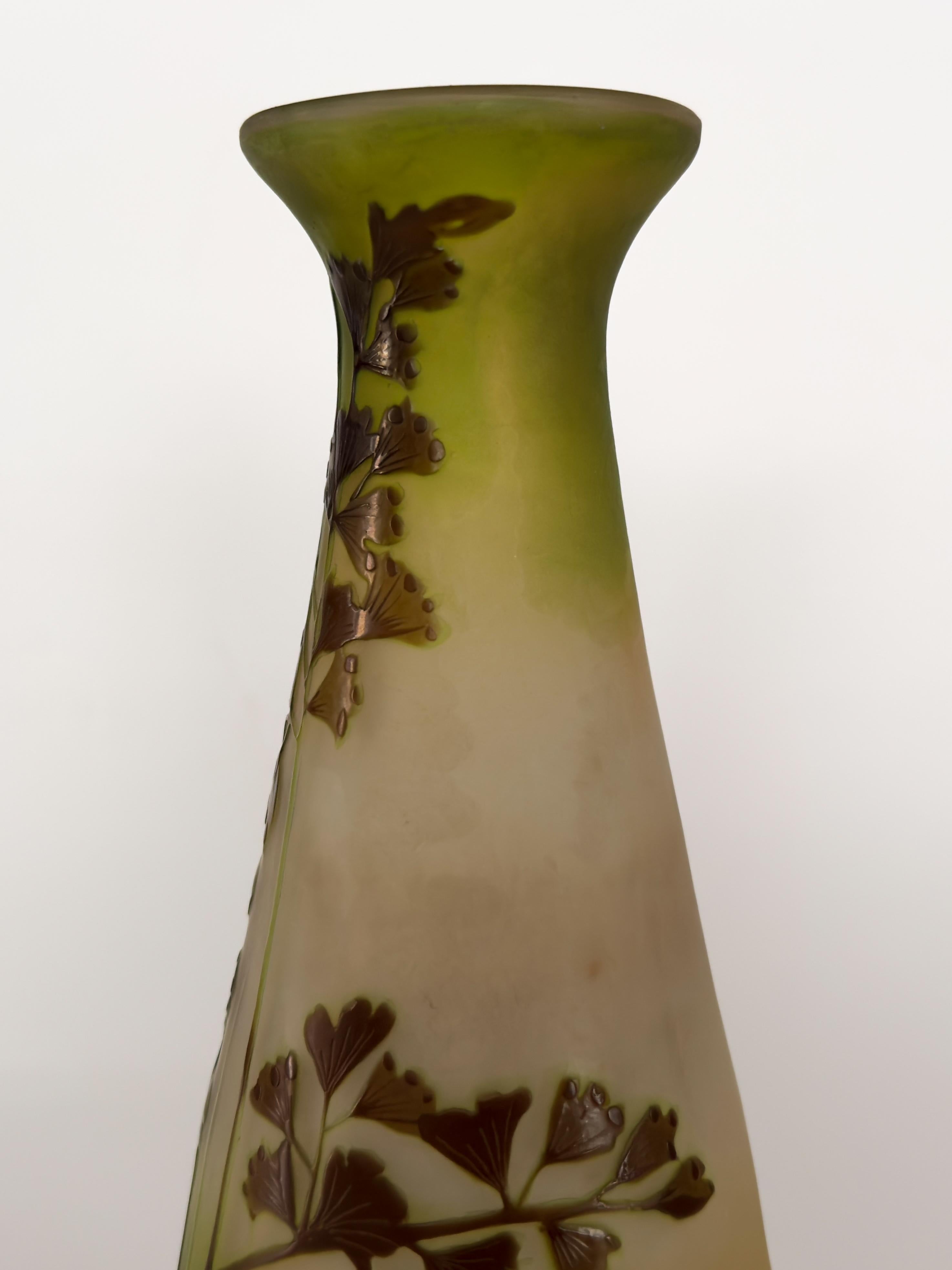 Art Nouveau Gallé Cameo Jarrón de vidrio verde, Siglo XX Vidrio artístico en venta
