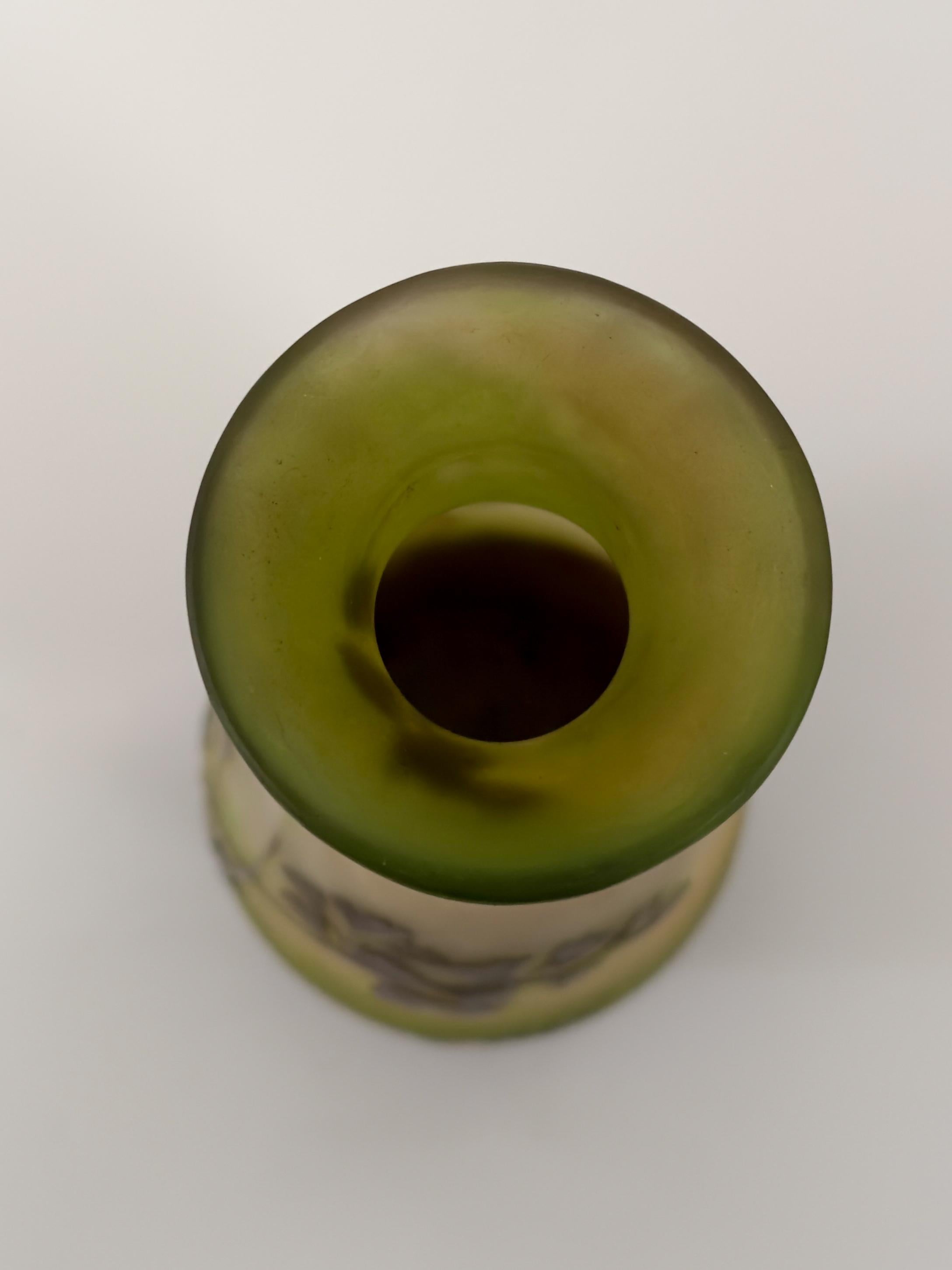 Art Nouveau Gallé Cameo Jarrón de vidrio verde, Siglo XX en venta 1