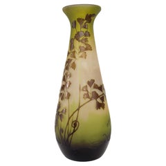 Vaso in vetro verde con cammeo Gallé Art Nouveau, 20° secolo