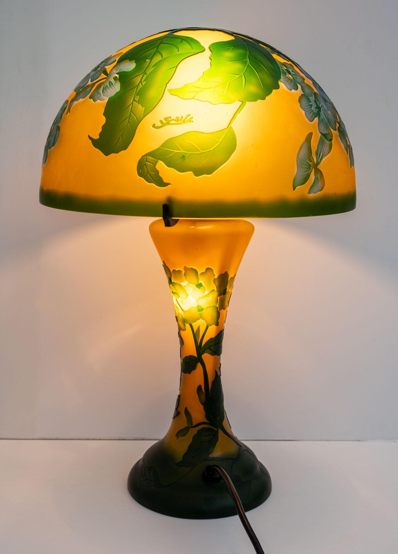 Mushroom lamp in plywood glass with Liberty style floral decoration signed by Gallé. Subsequent production between the 50s/60s