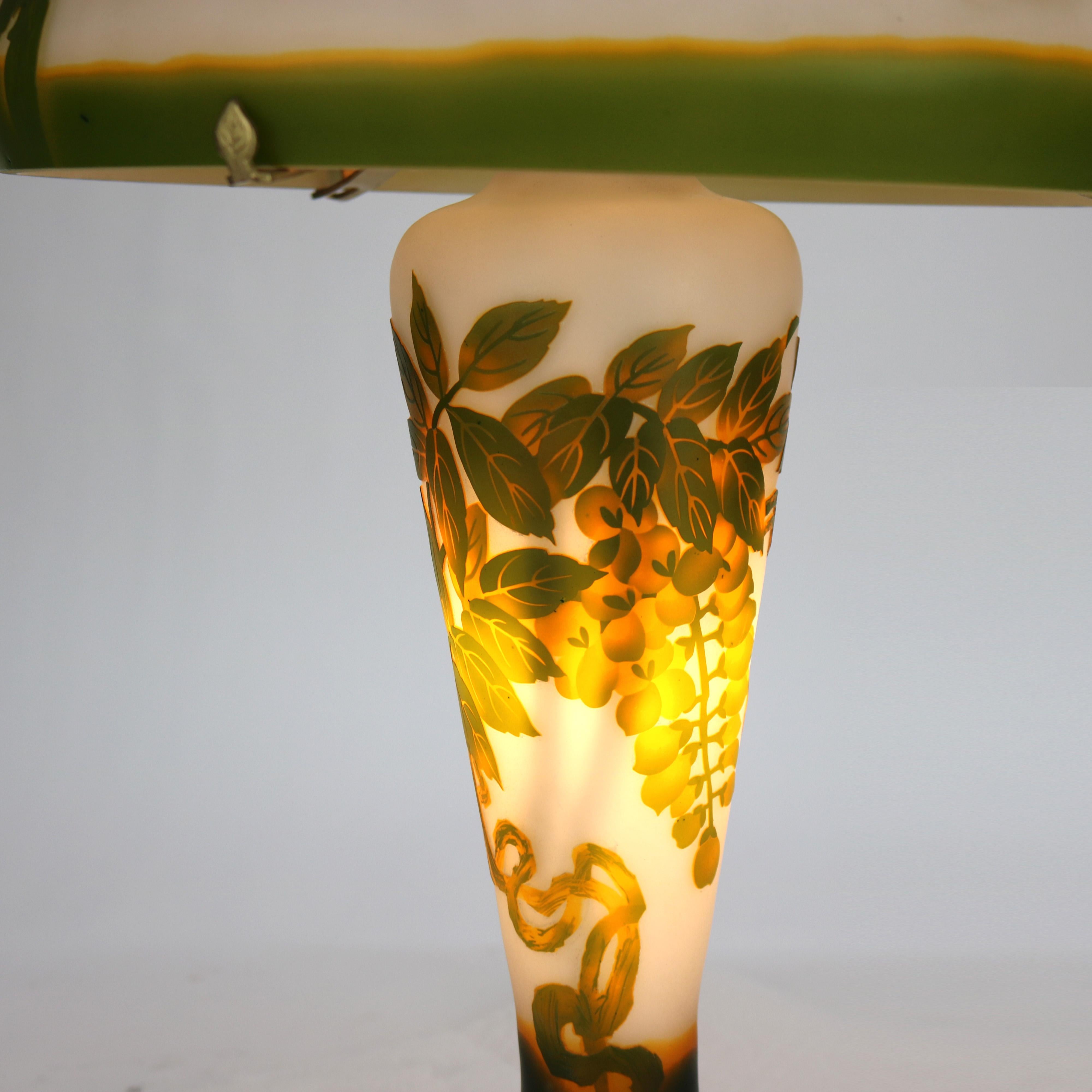 XX Art Nouveau Escuela Galle Camafeo de cristal tallado Pantalla de seta Lámpara de mesa S. XX en Bueno estado para la venta en Big Flats, NY