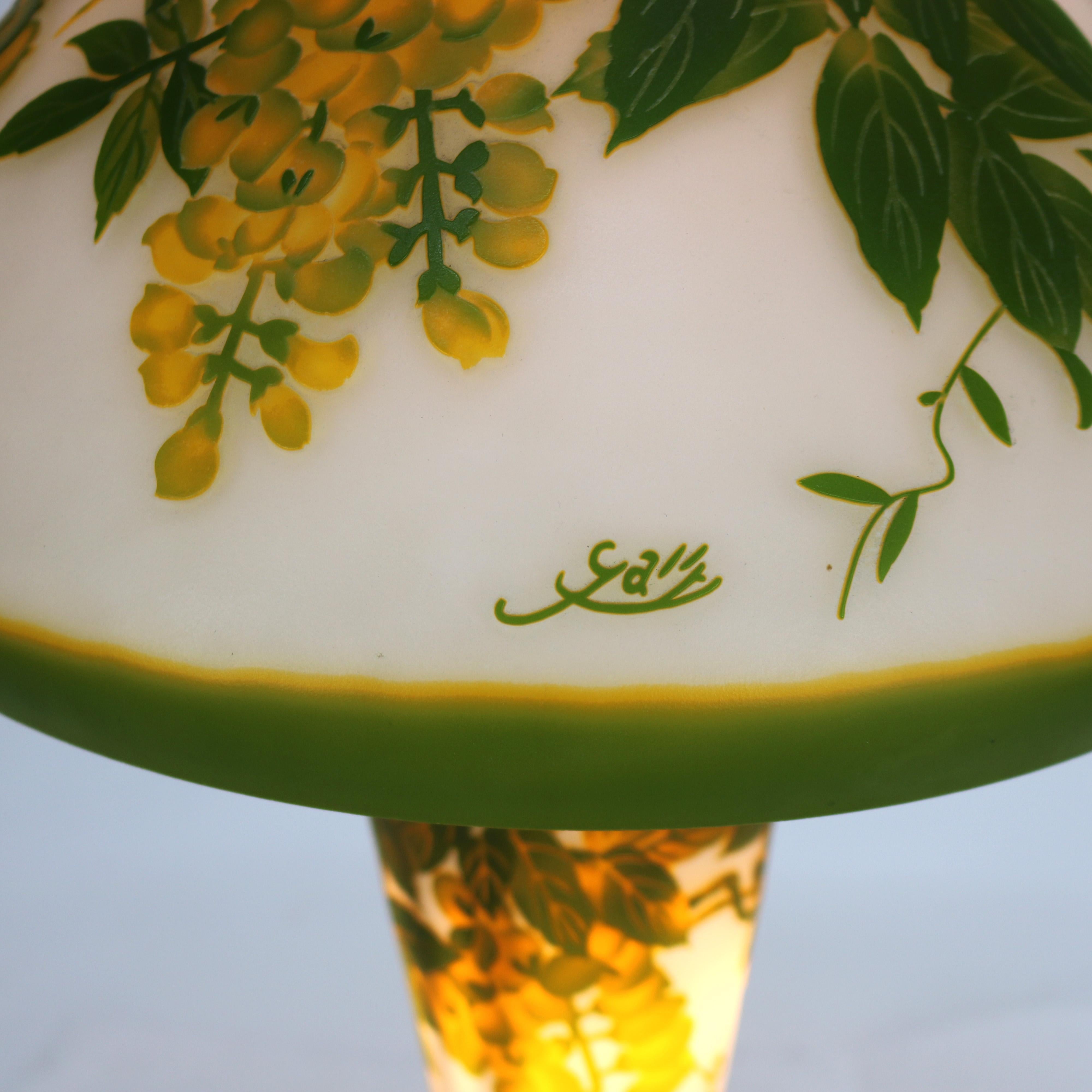 XX Art Nouveau Escuela Galle Camafeo de cristal tallado Pantalla de seta Lámpara de mesa S. XX Vidrio artístico en venta