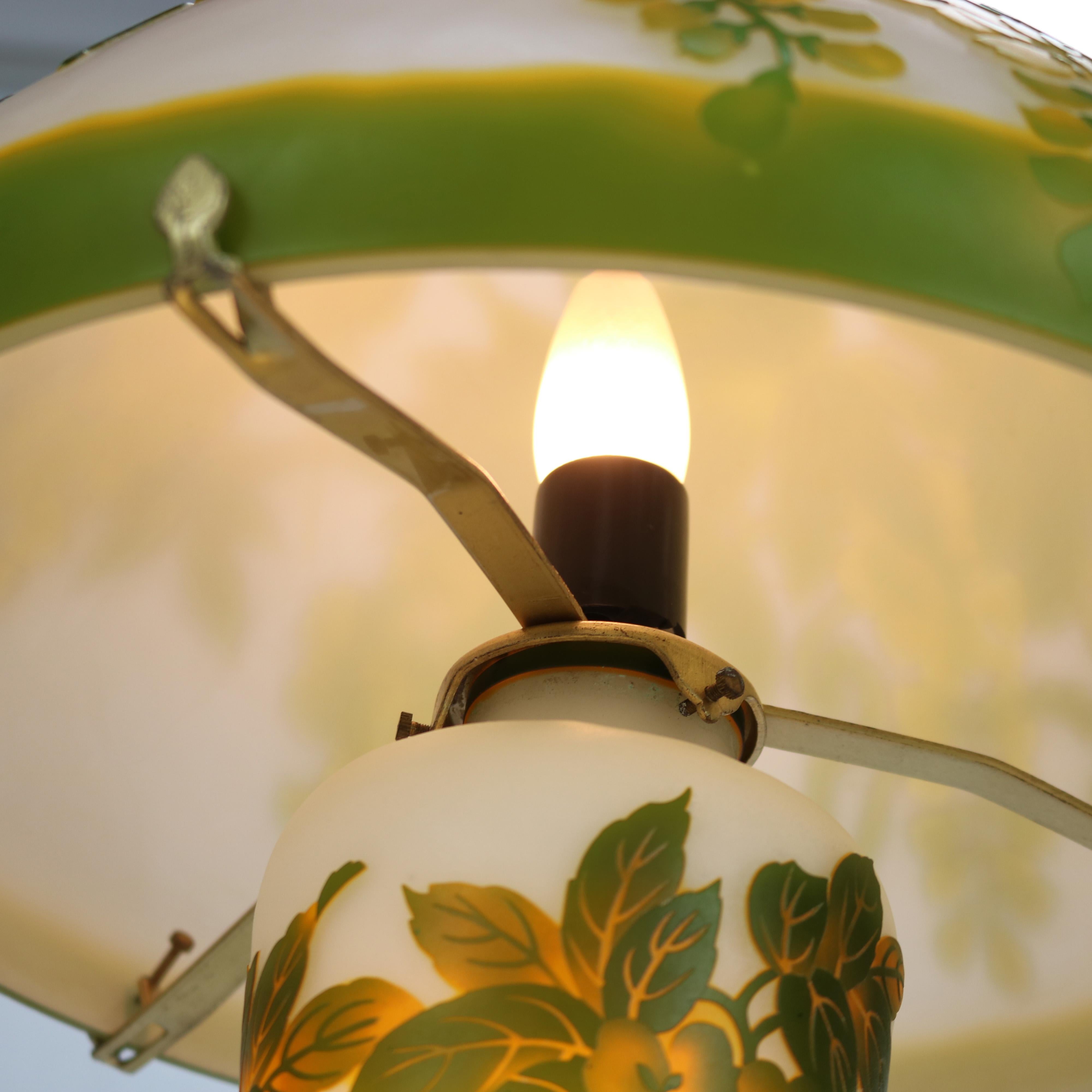 XX Art Nouveau Escuela Galle Camafeo de cristal tallado Pantalla de seta Lámpara de mesa S. XX en venta 1