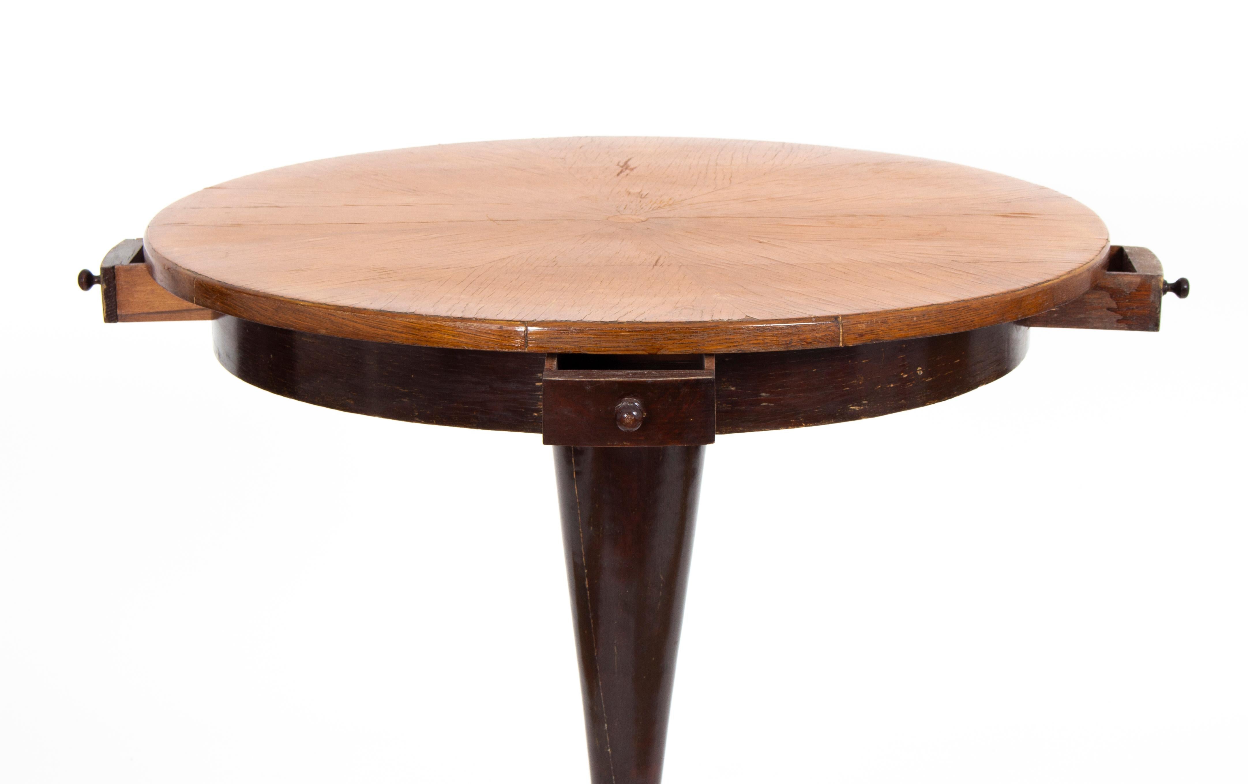 Jugendstil-Spieltisch, möglicherweise aus Wien, aus den 1910er Jahren. Der Tisch hat 4 kleine Schubladen. Der Tisch aus Kiefernholz hat ein Nussbaumfurnier, der untere Teil hat eine Kupferabdeckung.
 