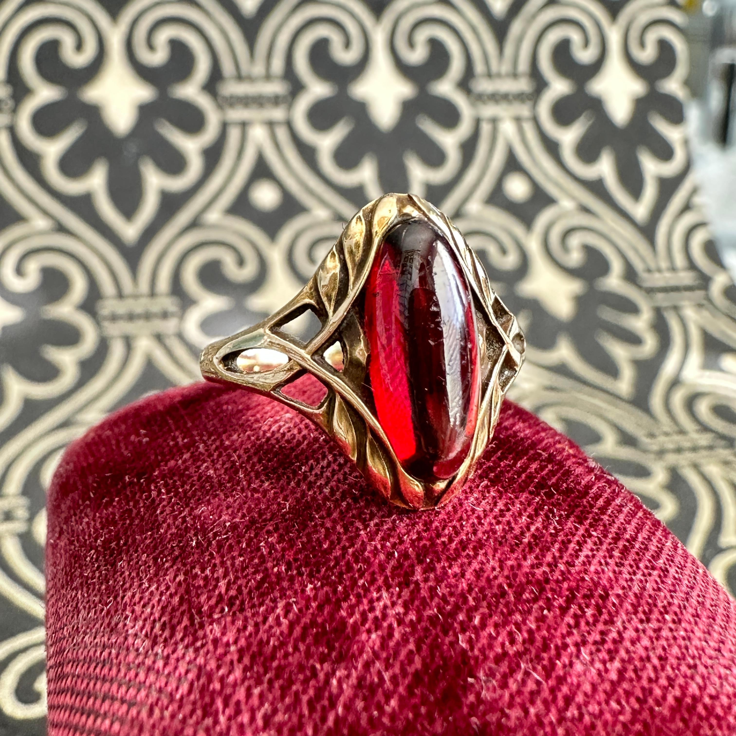 Cabochon Art Nouveau Garnet 14K Yellow Gold Ring For Sale
