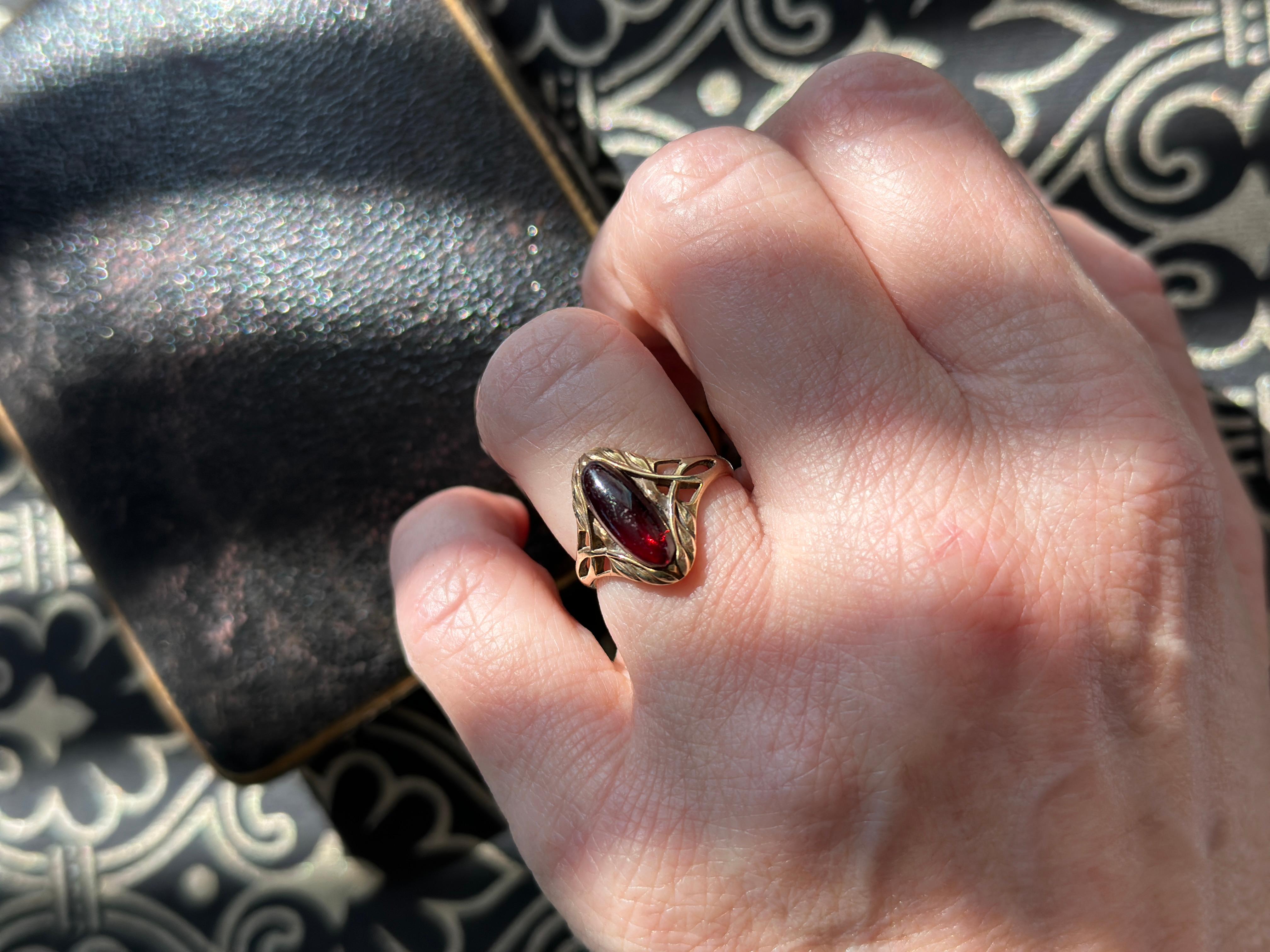 Art Nouveau Garnet 14K Yellow Gold Ring In Good Condition For Sale In Scotts Valley, CA