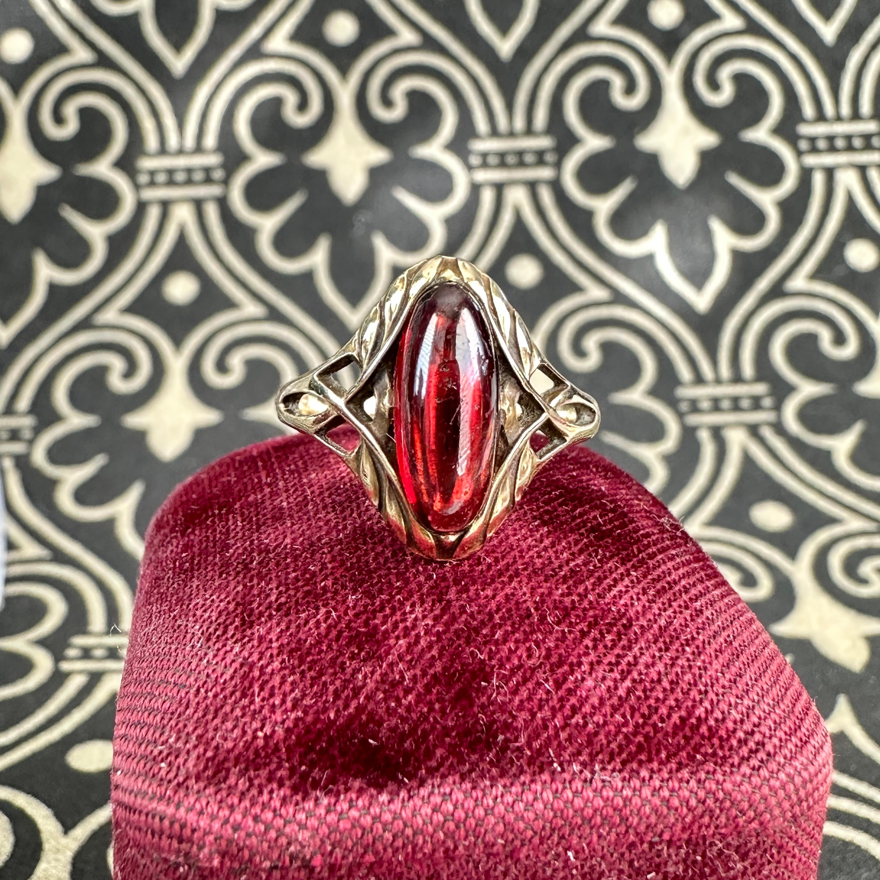 Art Nouveau Garnet 14K Yellow Gold Ring For Sale 1