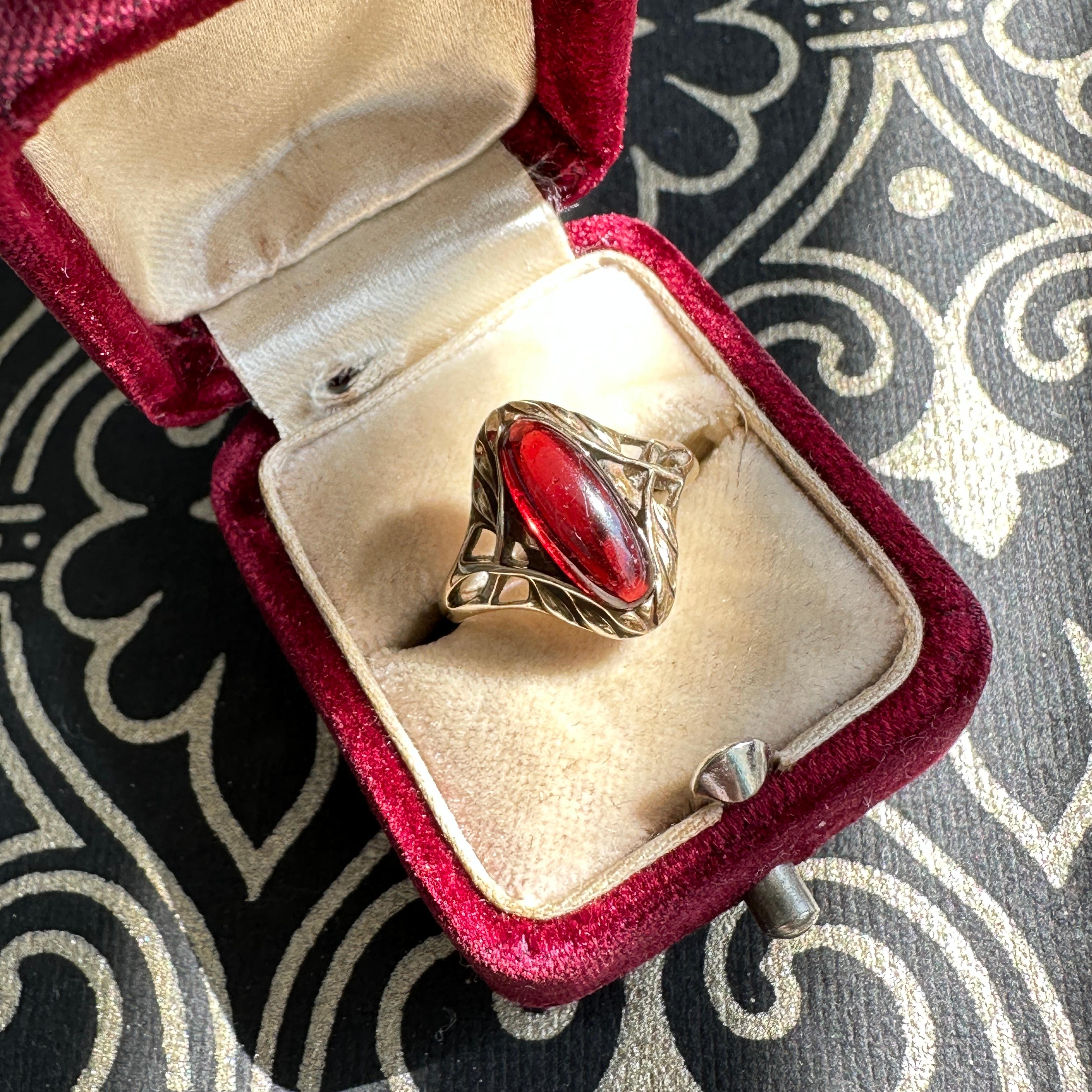 Art Nouveau Garnet 14K Yellow Gold Ring For Sale 2