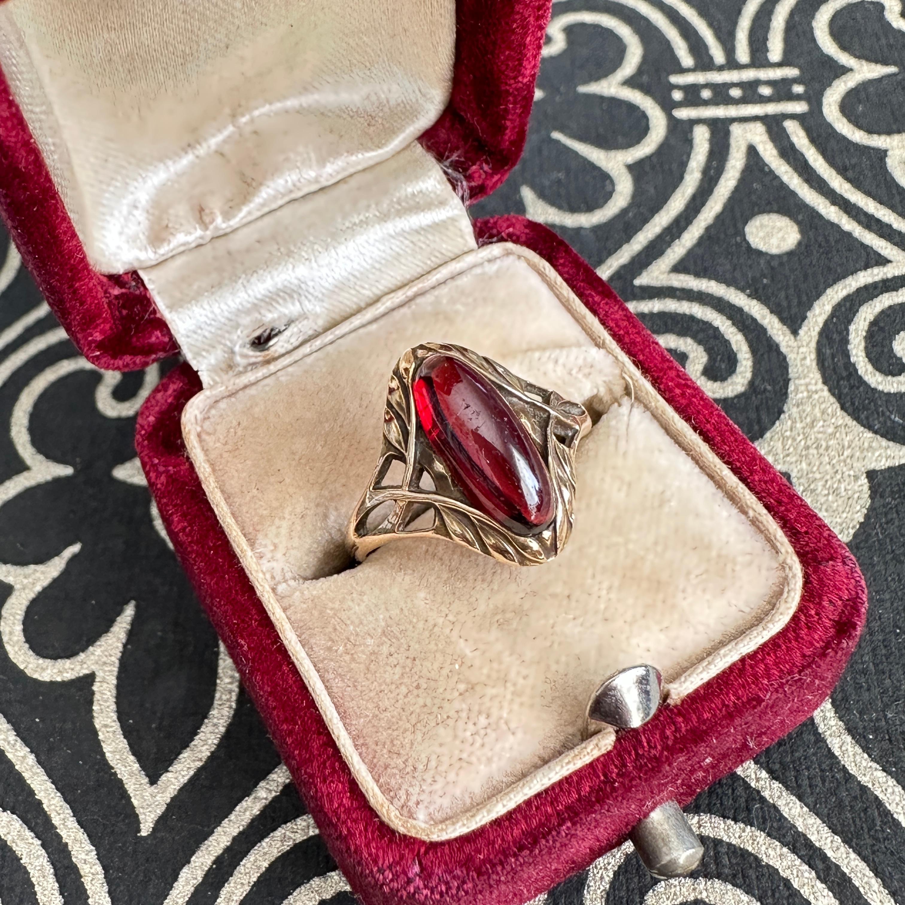 Art Nouveau Garnet 14K Yellow Gold Ring For Sale 3