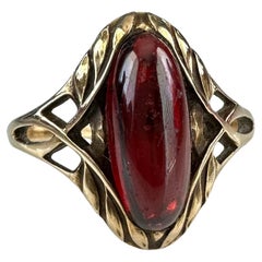 Anello Art Nouveau con granato in oro giallo 14K
