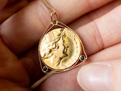 Jugendstil-Anhänger mit Granat und Gelbgoldmünzen aus den 1920er Jahren