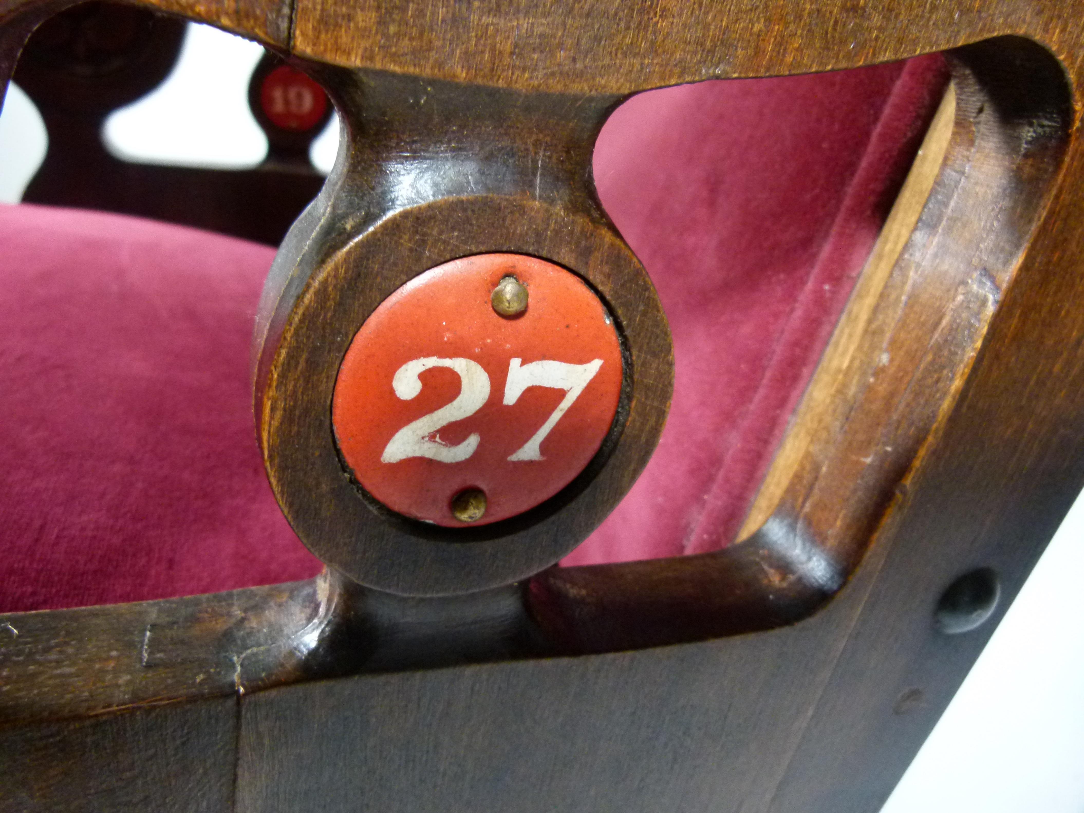 Art Nouveau Sedile da teatro in velluto dei primi del Novecento in vendita
