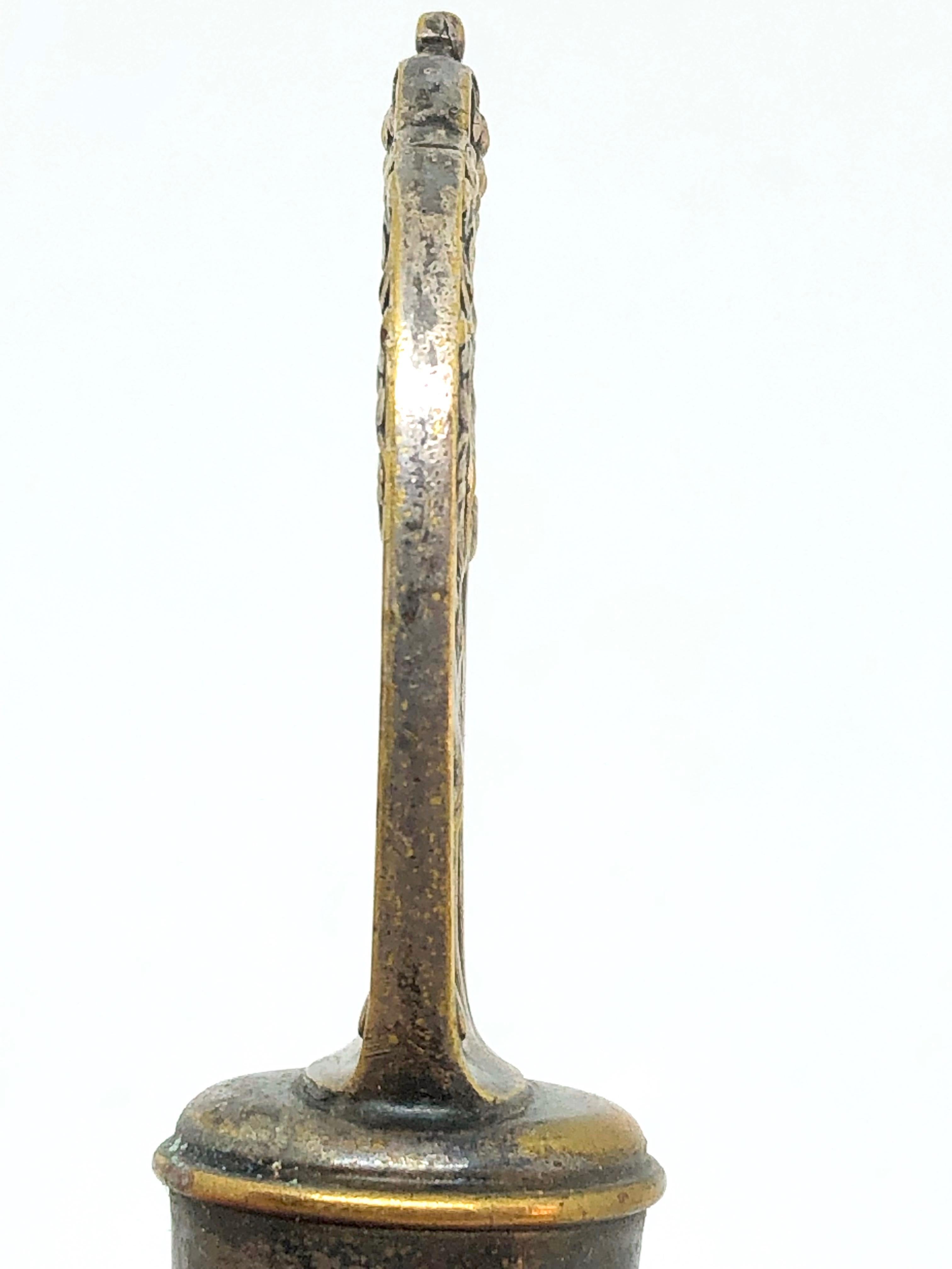 Art Nouveau Retrato de caballero Decantador de vino de metal Tapón de botella y corcho, alemán Alemán en venta