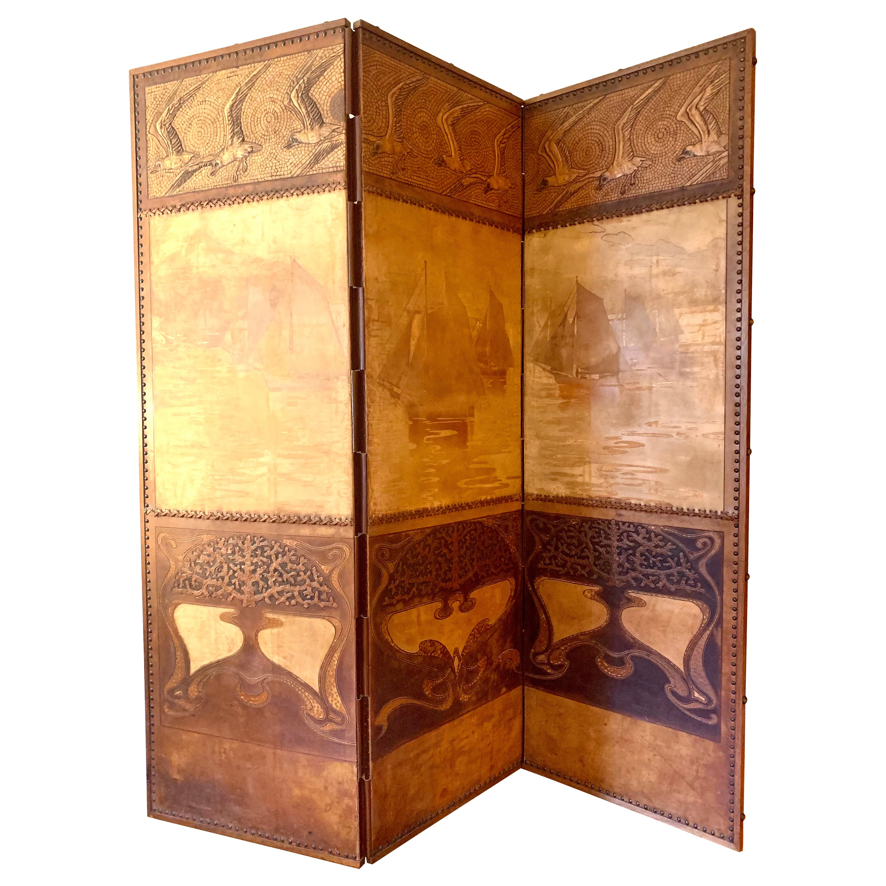Écran à trois panneaux en cuir ouvragé Art Nouveau de Georg Hulbe, motif voilier, 1900