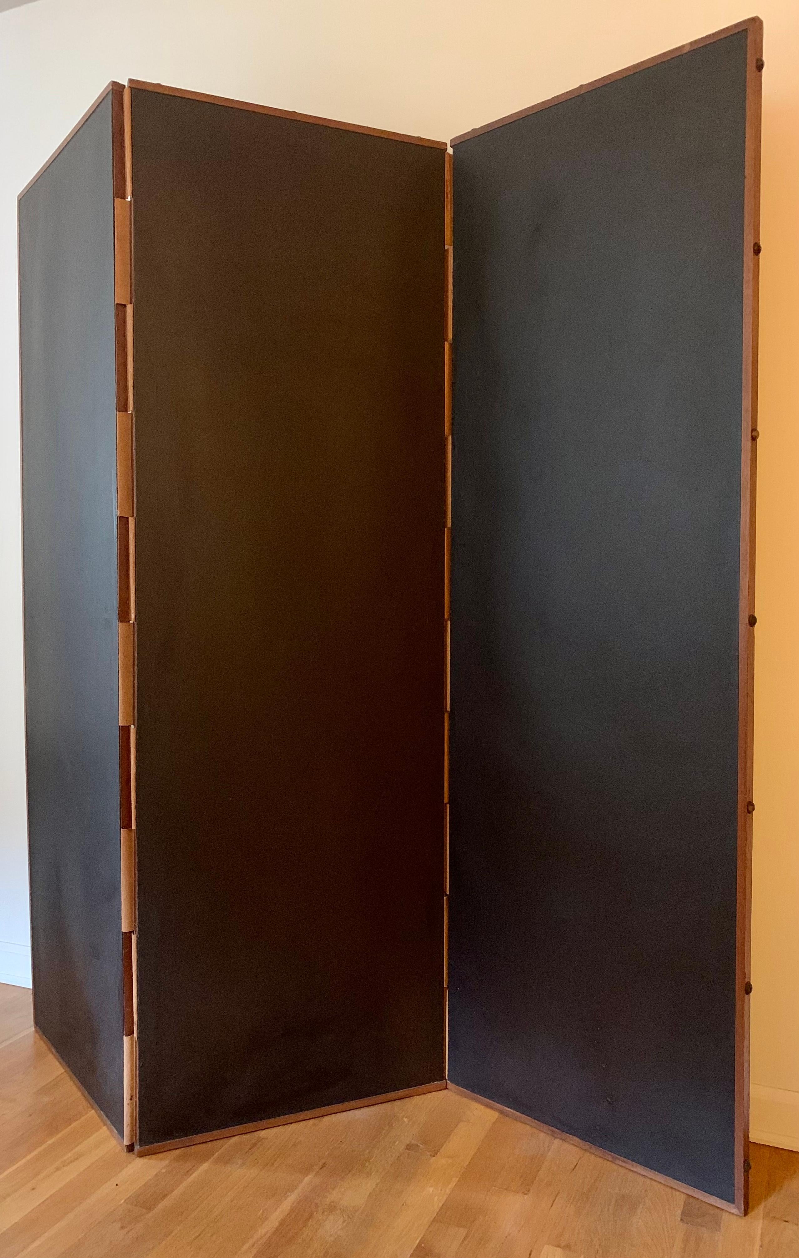 Art Nouveau Georg Hulbe Tooled Leather Three Panel Screen, Sailboat Motif, 1900 For Sale 8