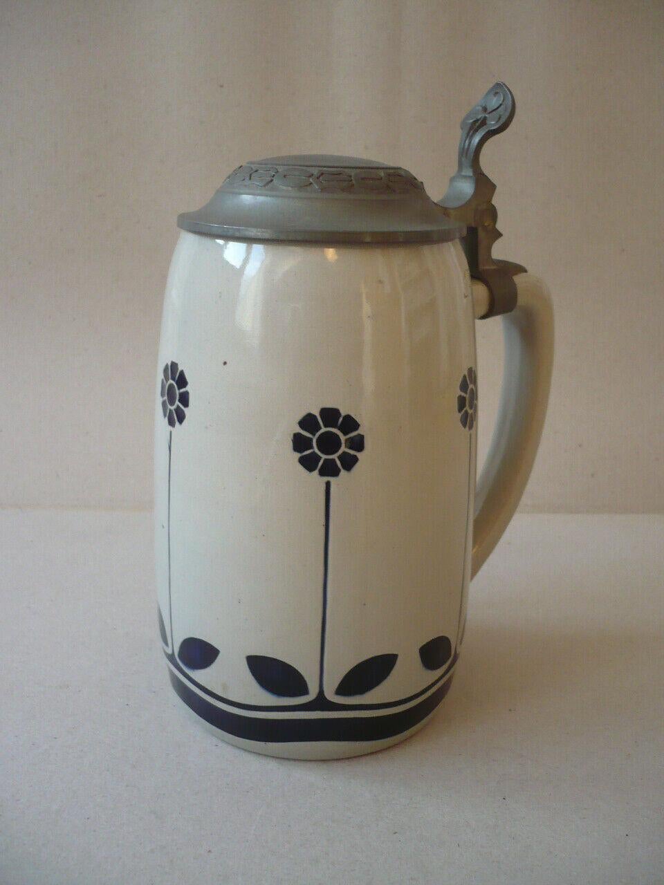 Bellissima brocca Art Nouveau del produttore Höhr Marzi & Remy del 1900 circa, disegnata da Peter Behrens.
Contenuto 1 litro, in perfette condizioni, marchio dell'azienda e numero di modello 1945 sul fondo.
Coperchio di latta con manico a forma di