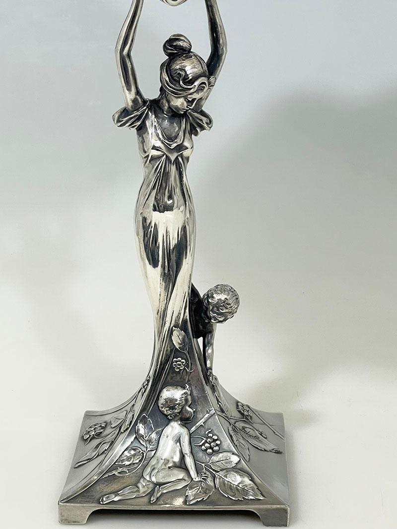 Centro de mesa Art Nouveau alemán de WMF, firmado, ca 1900

Un centro de mesa Art Nouveau de la Compañía Alemana 
WMF. (Wurttenbergische Metallwarenfabric) Frutero, elevado sobre una base que representa a una mujer con un vestido vaporoso como pie