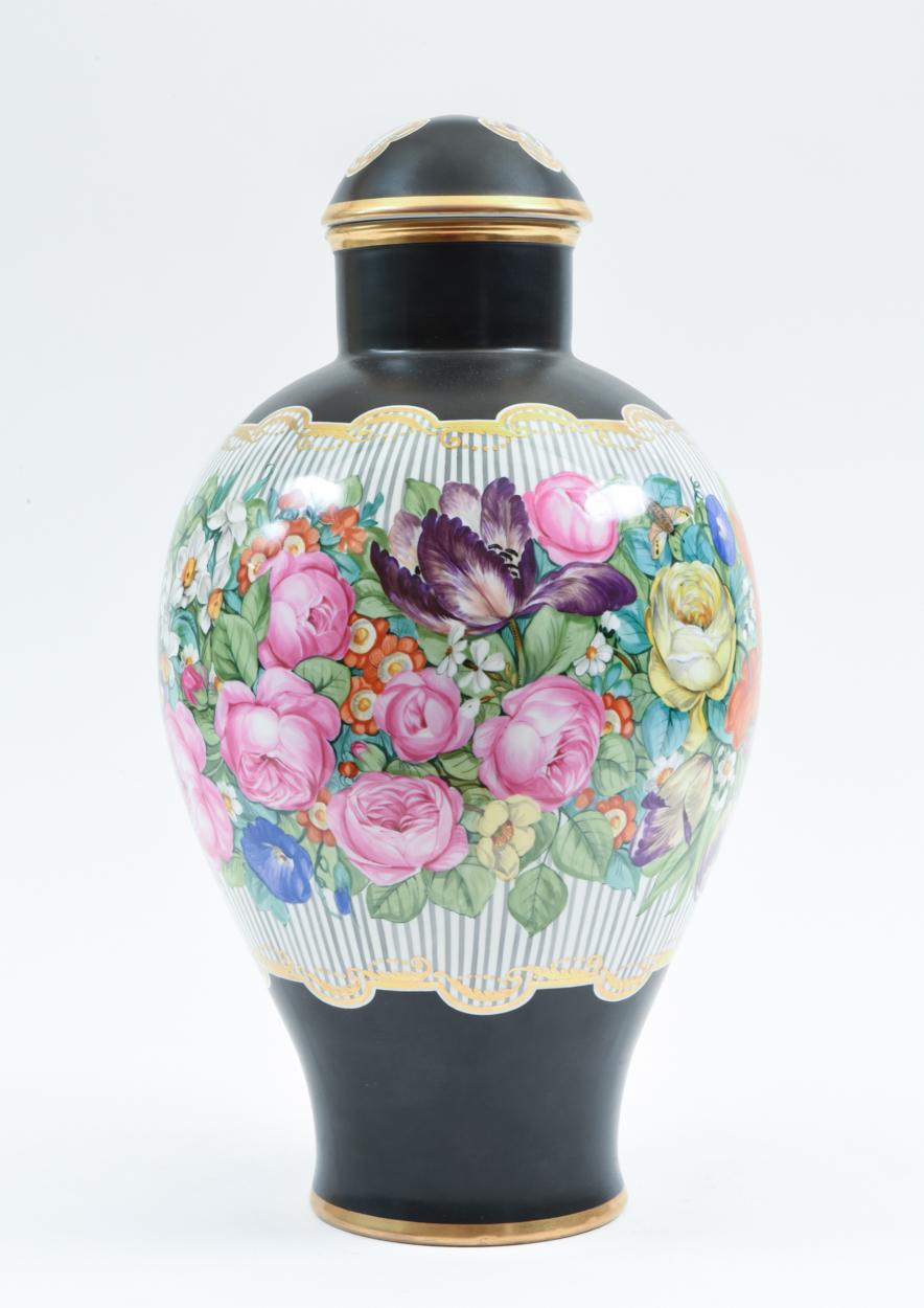 Pièce décorative en porcelaine allemande de style Art Nouveau, vase ou urne couverte, avec fond noir et détails de la bande de fleurs. La pièce / urne couverte est en très bon état vintage. Marque du fabricant soussignée. Usure mineure correspondant