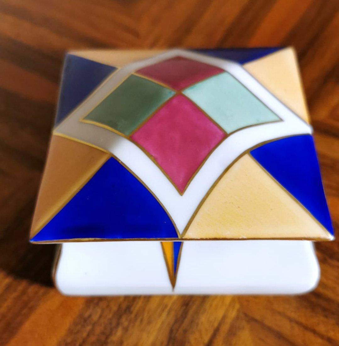 We kindly suggest you read the whole description, because with it we try to give you detailed technical and historical information to guarantee the authenticity of our objects.
Iconic and distinctive small square box in fine multicolored German