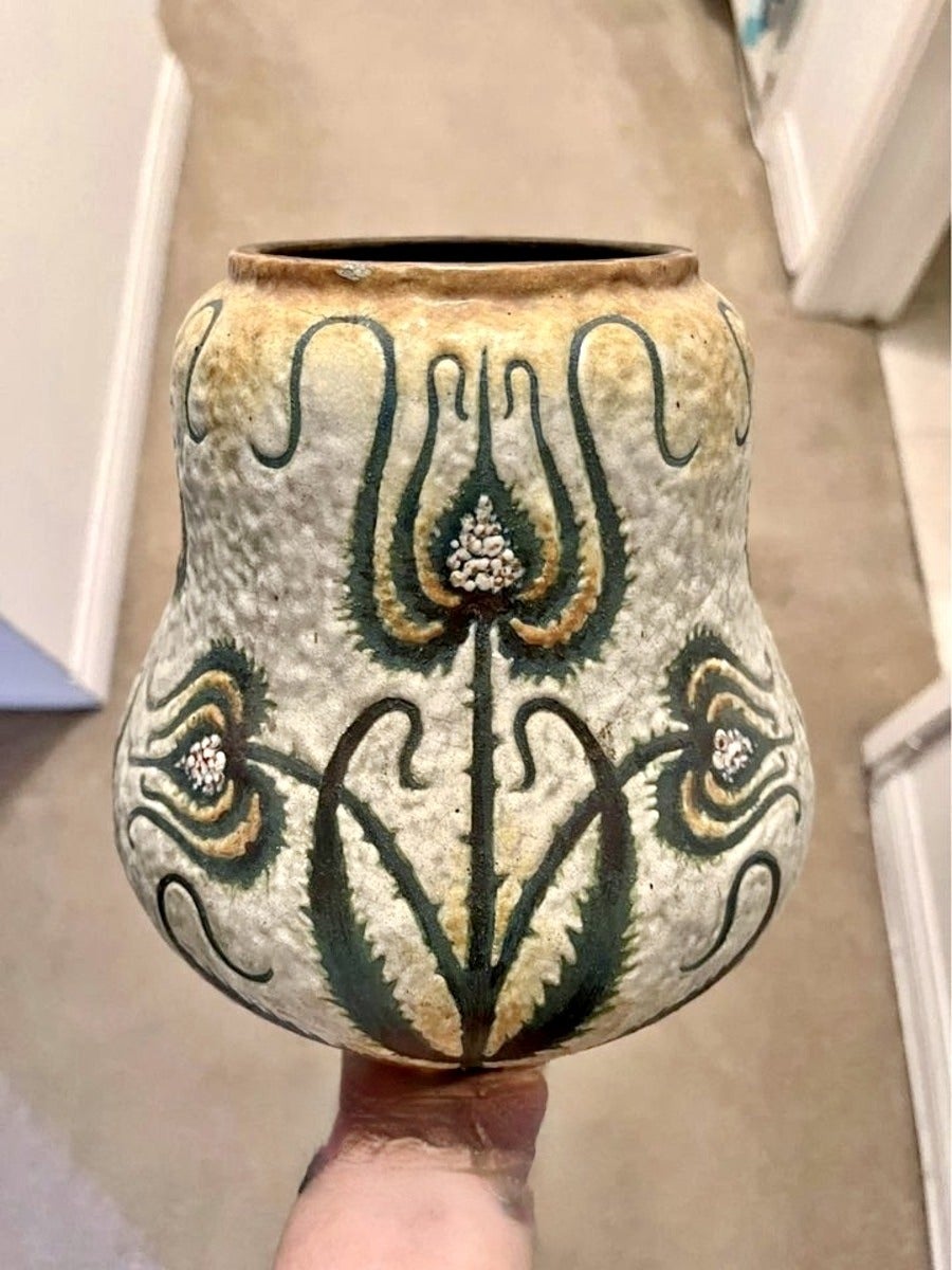 Vase en poterie de style Arts and Crafts Art Nouveau par Royal Bonn.

La pièce a été fabriquée à la main au début du 20e siècle, vers 1900.  Le motif en forme de chardon confère au vase une touche de modernité,

Complétant de nombreux espaces, le