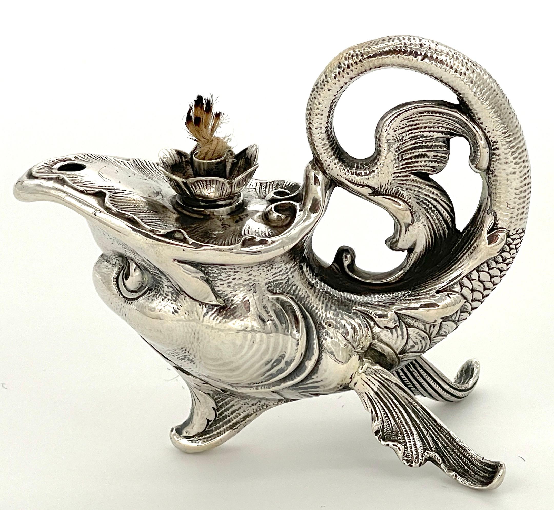 Jugendstil-Ölgemäldelampe/ Zigarrenfeuerzeug mit Fischmotiv aus deutschem Sterling (Art nouveau) im Angebot