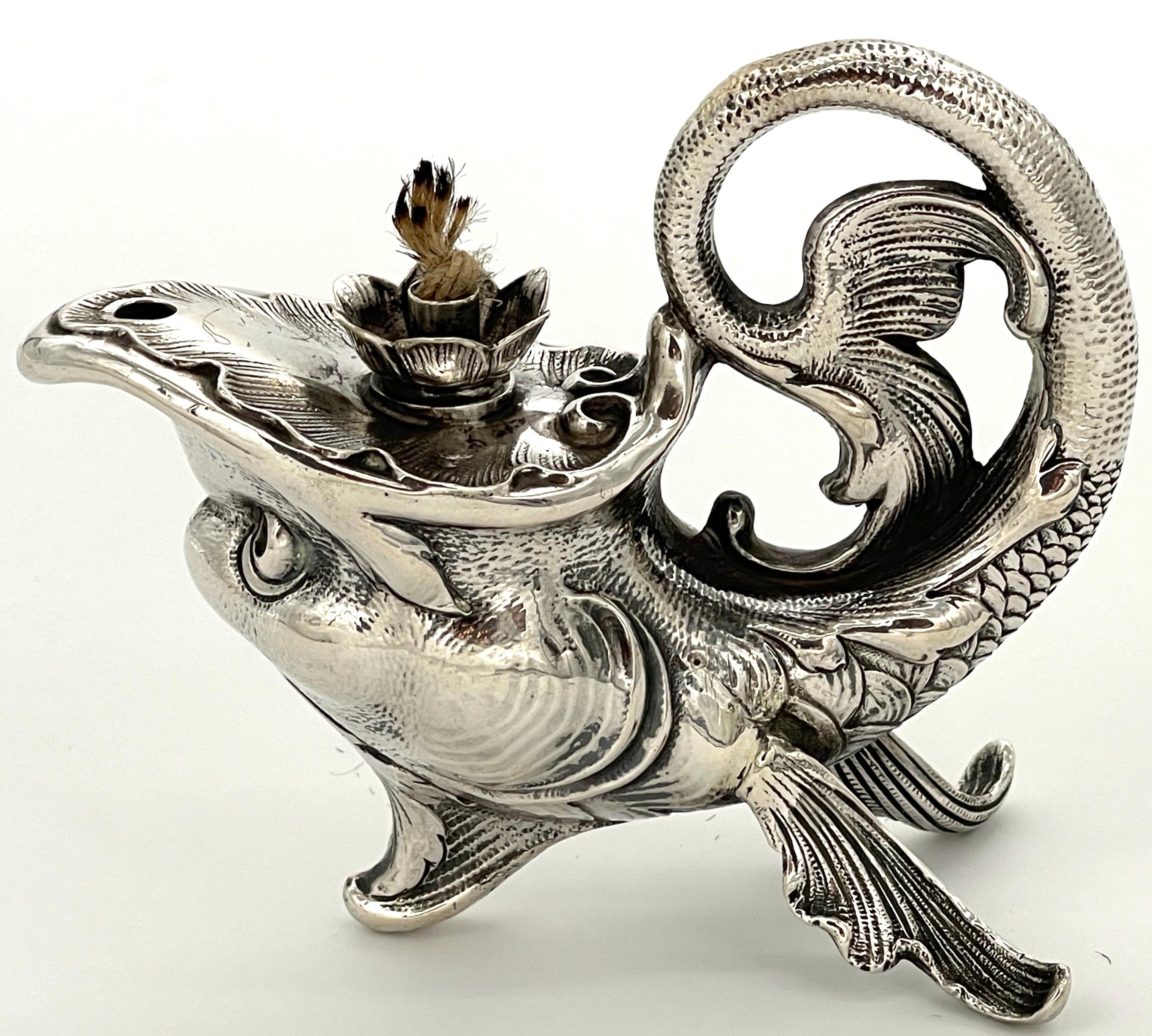 Moulage Lampe à huile/lumière à motif de poisson fantaisie en argent sterling de style Art nouveau allemand en vente