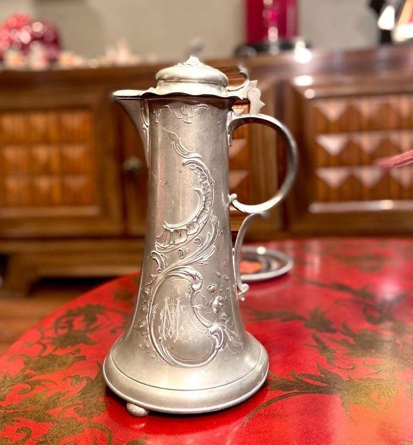 One of a kind Art Nouveau German floral motif tankard, with engraved initials and floral patterns characteristic of Art Nouveau. Very fine work, circa 1895.. It comes from a Private French collection. A great collectors piece.
The objets Kayserzinn 