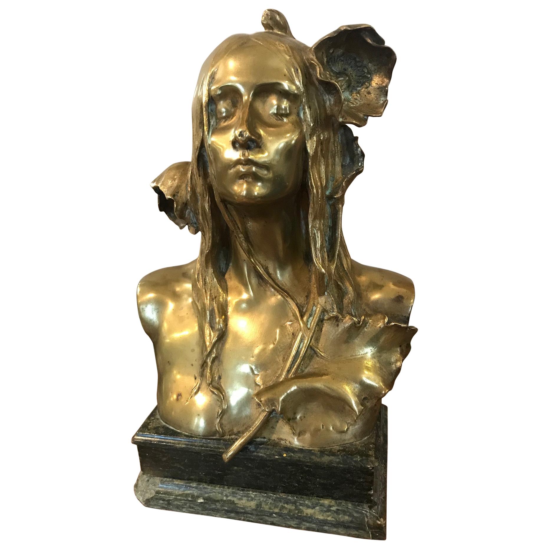 Sculpture de femme Maurice Bouval en bronze doré Art Nouveau:: années 1900
