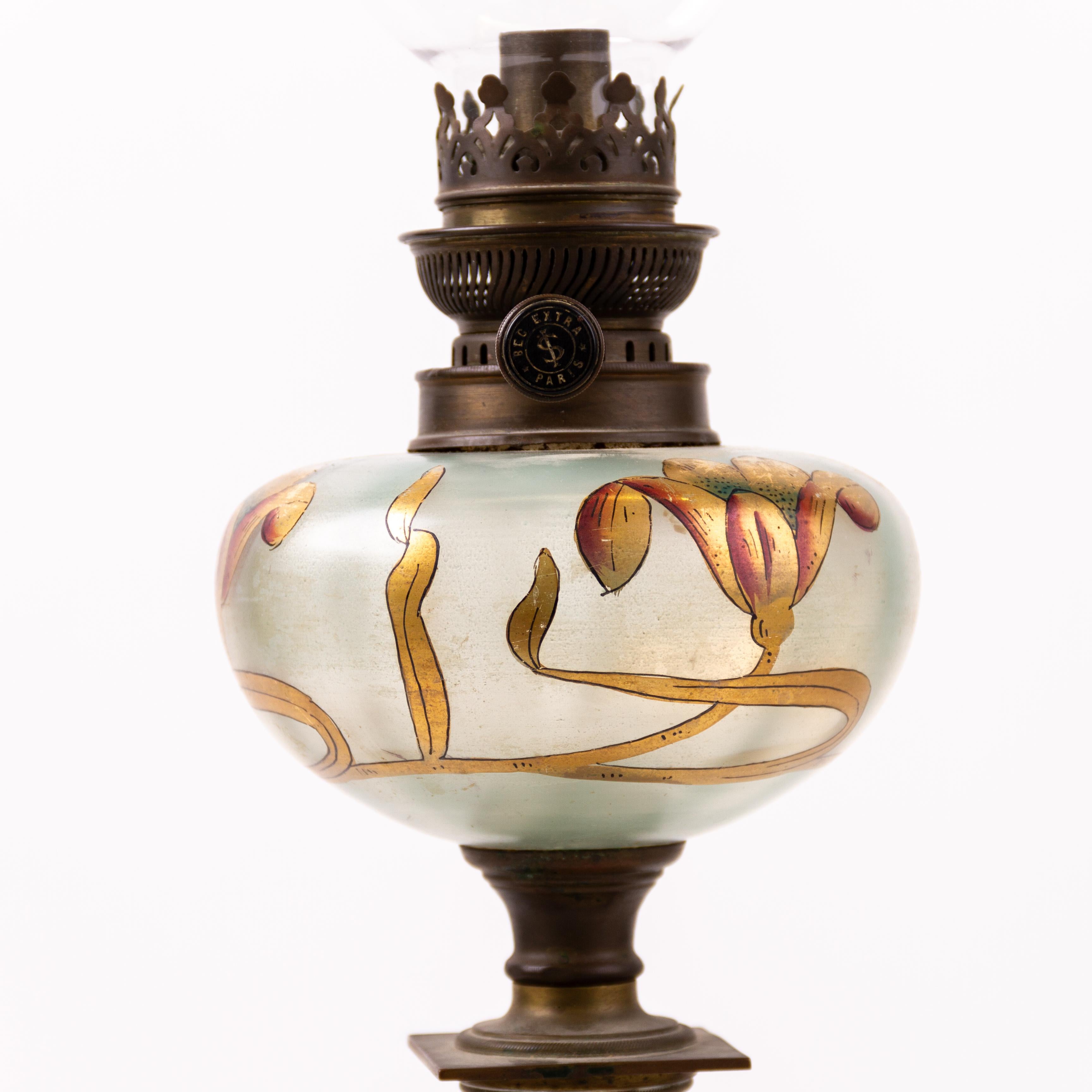 Lampe à huile Art Nouveau en bronze doré et verre peint Début du 20e siècle
Bon état général, tel que vu.

Expédition internationale gratuite.