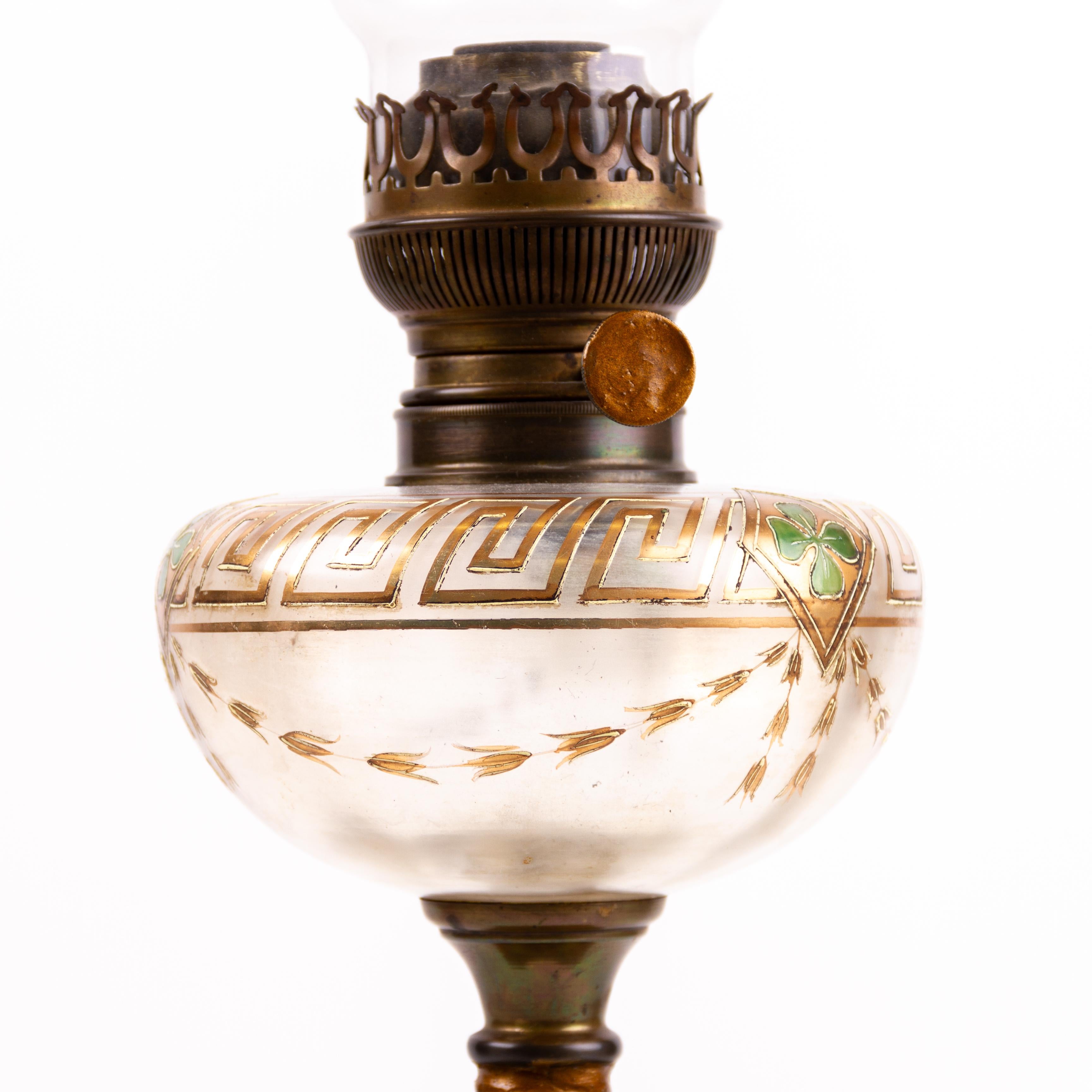 Lampe à huile Art Nouveau en bronze doré et verre peint Début du 20e siècle
Bon état général, tel que vu.

Expédition internationale gratuite.