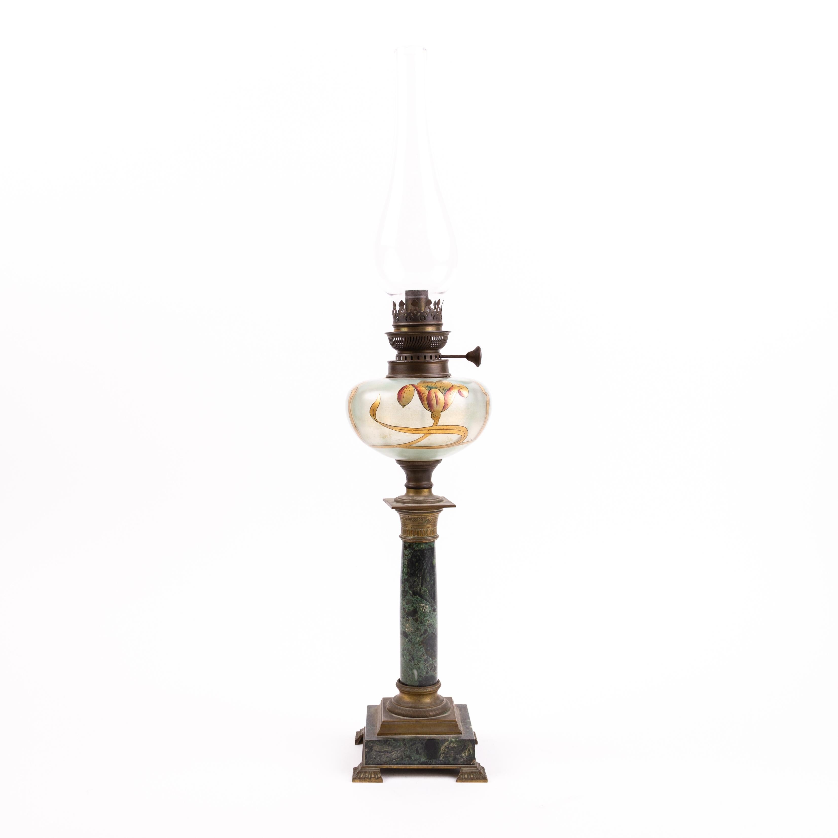 Lampe à huile Art Nouveau en bronze doré et verre peint Début du 20e siècle Bon état - En vente à Nottingham, GB