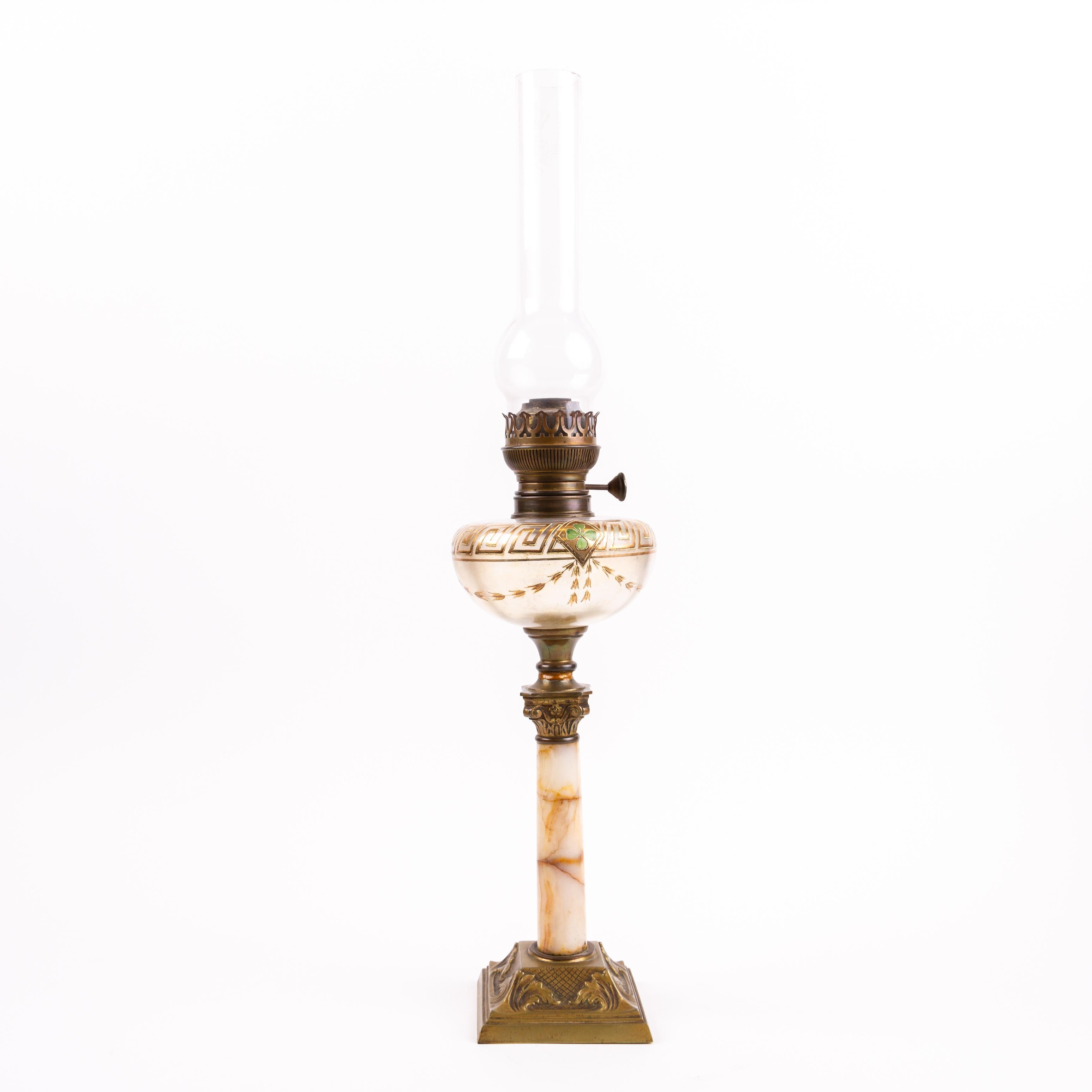 Lampe à huile Art Nouveau en bronze doré et verre peint Début du 20e siècle Bon état - En vente à Nottingham, GB