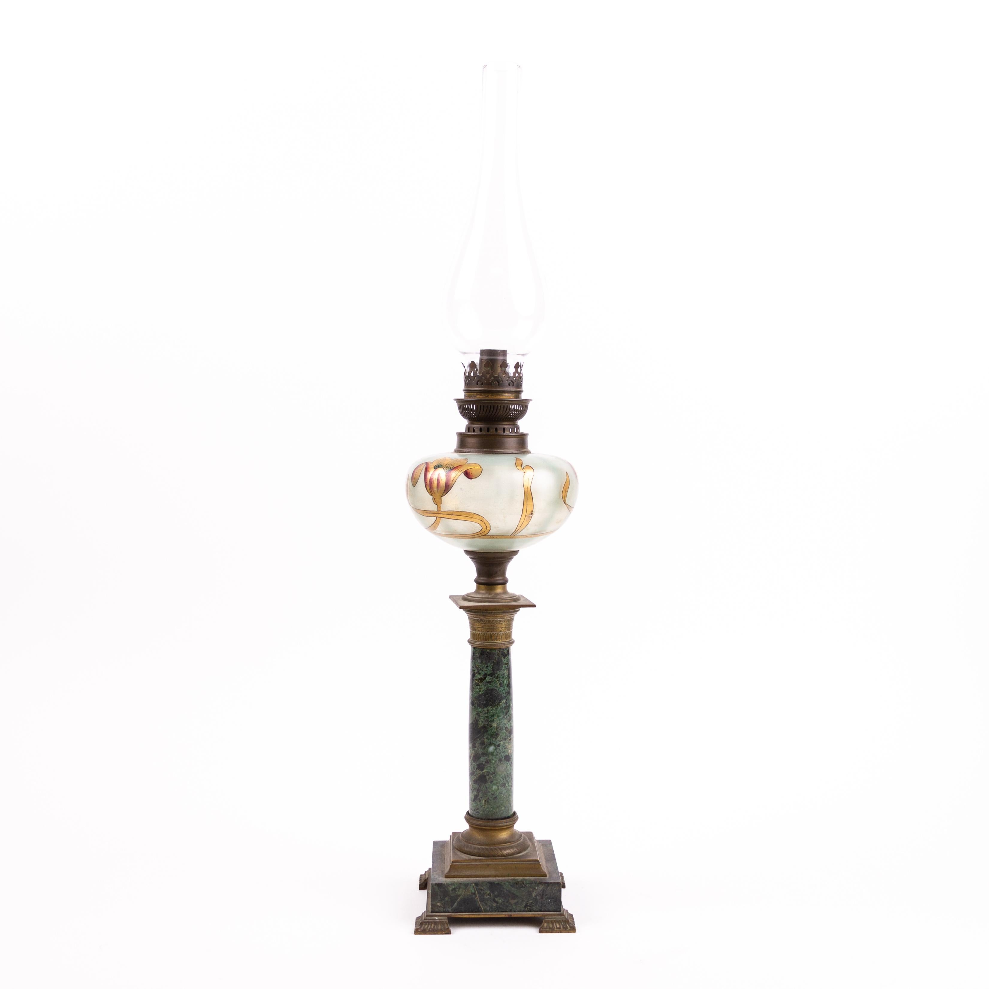 20ième siècle Lampe à huile Art Nouveau en bronze doré et verre peint Début du 20e siècle en vente