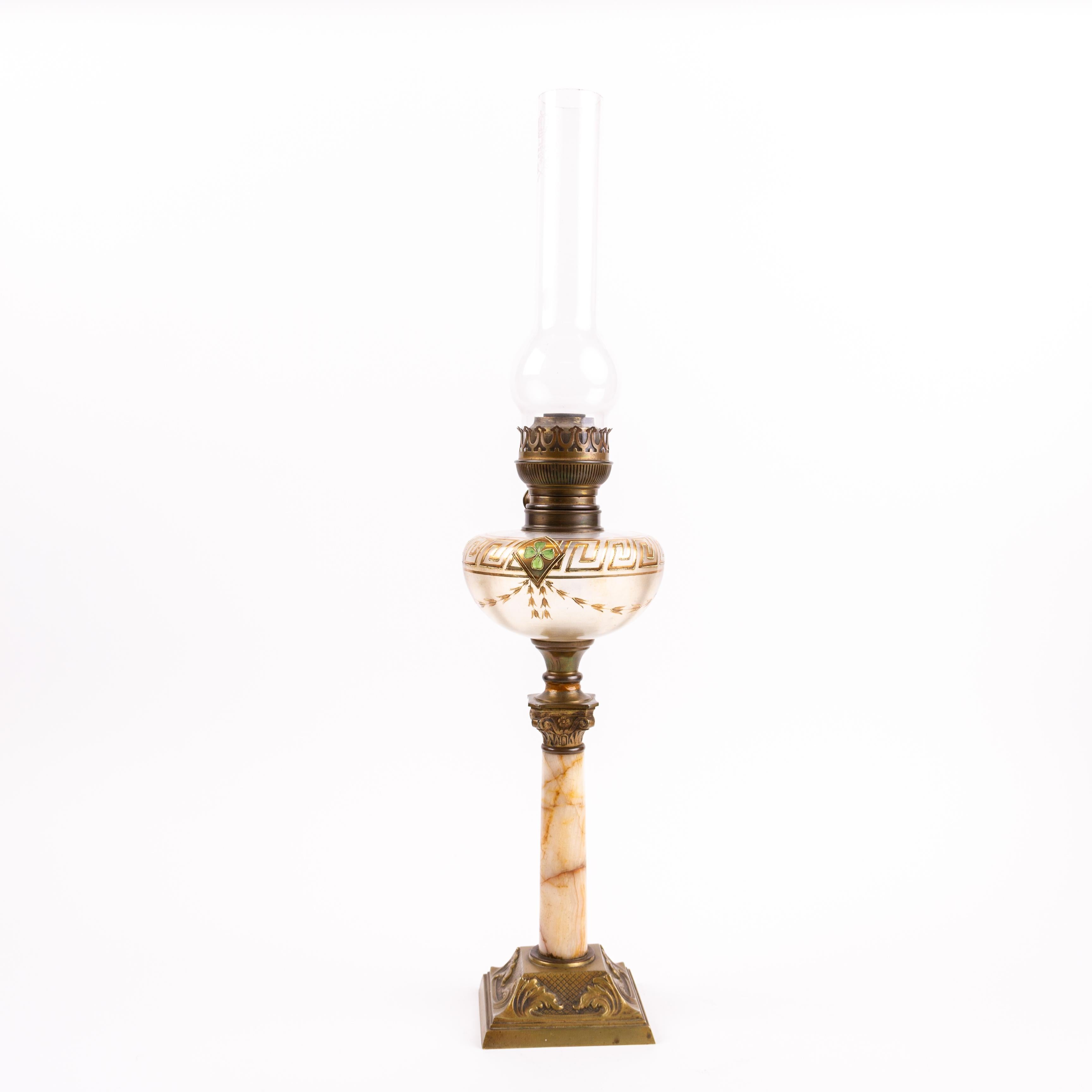 20ième siècle Lampe à huile Art Nouveau en bronze doré et verre peint Début du 20e siècle en vente
