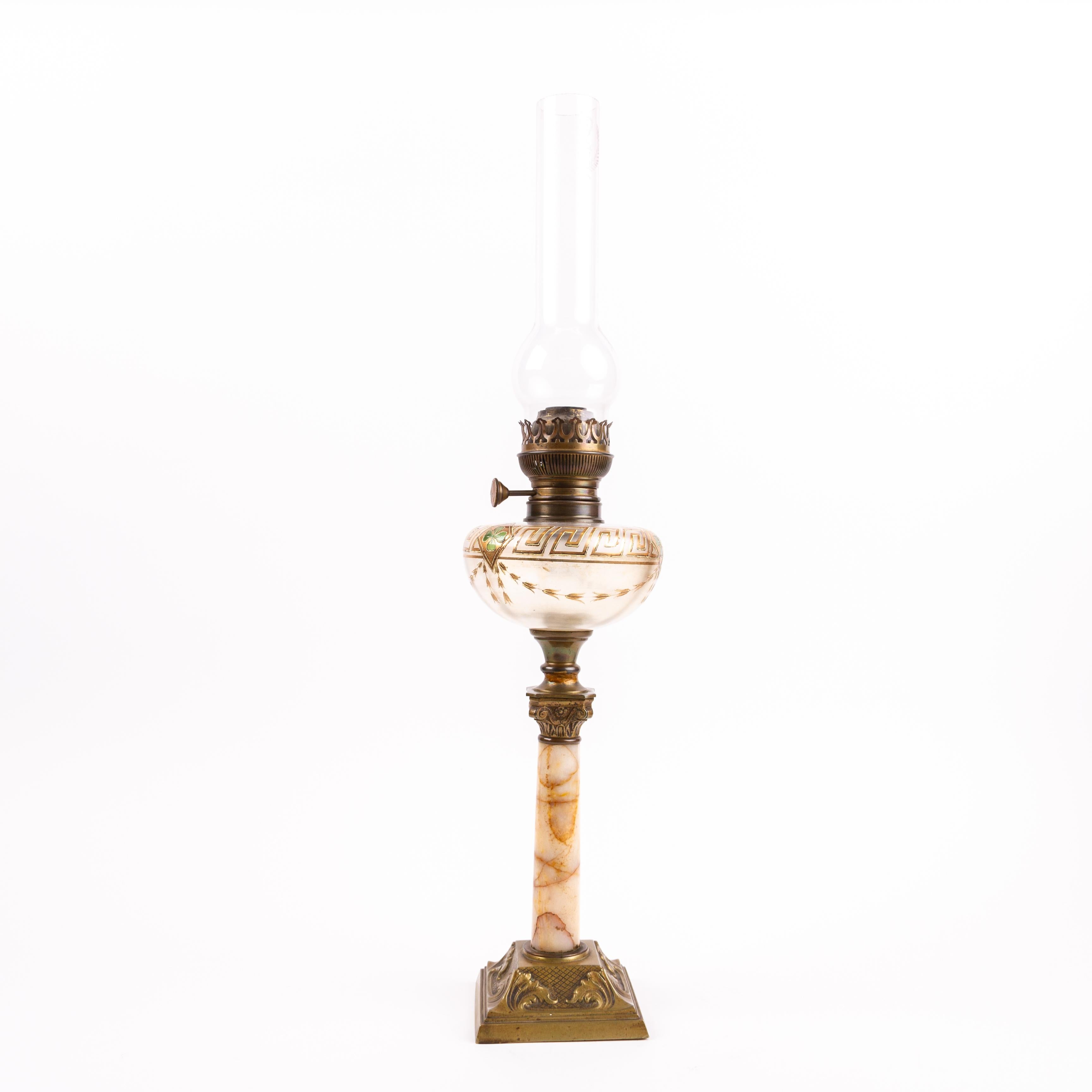 Bronze Lampe à huile Art Nouveau en bronze doré et verre peint Début du 20e siècle en vente