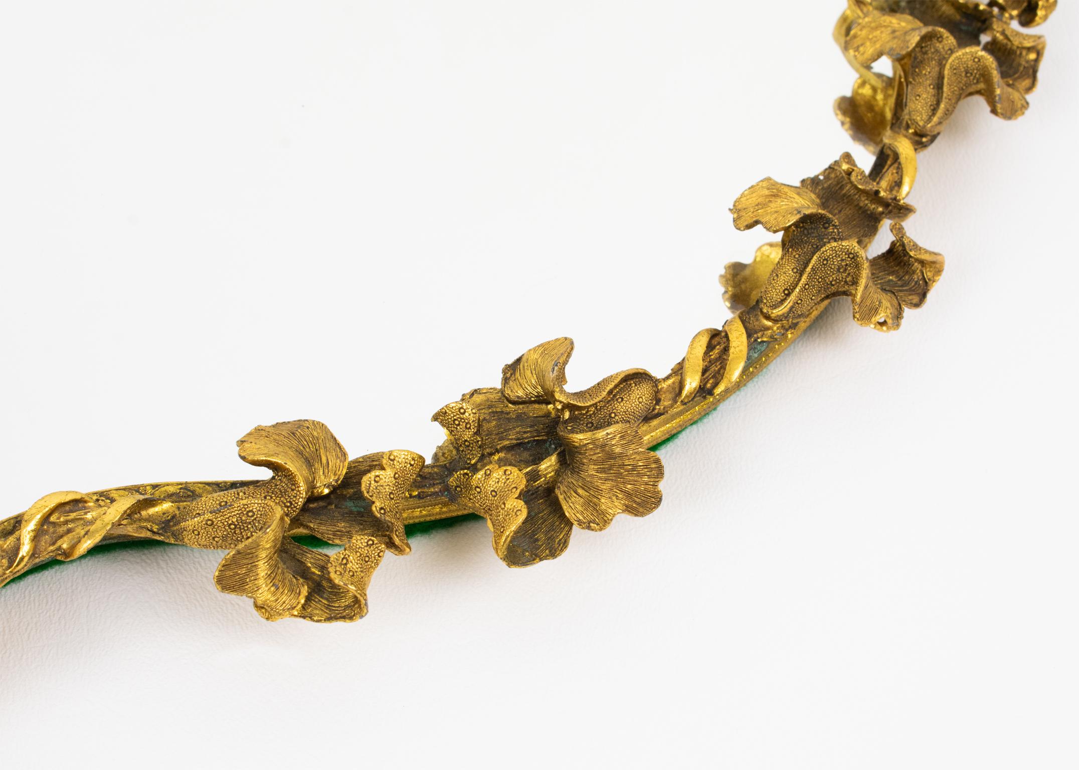 Jugendstil-Serviertablett aus vergoldeter Bronze mit Irisblumen, Frankreich 1910er Jahre (Metall) im Angebot