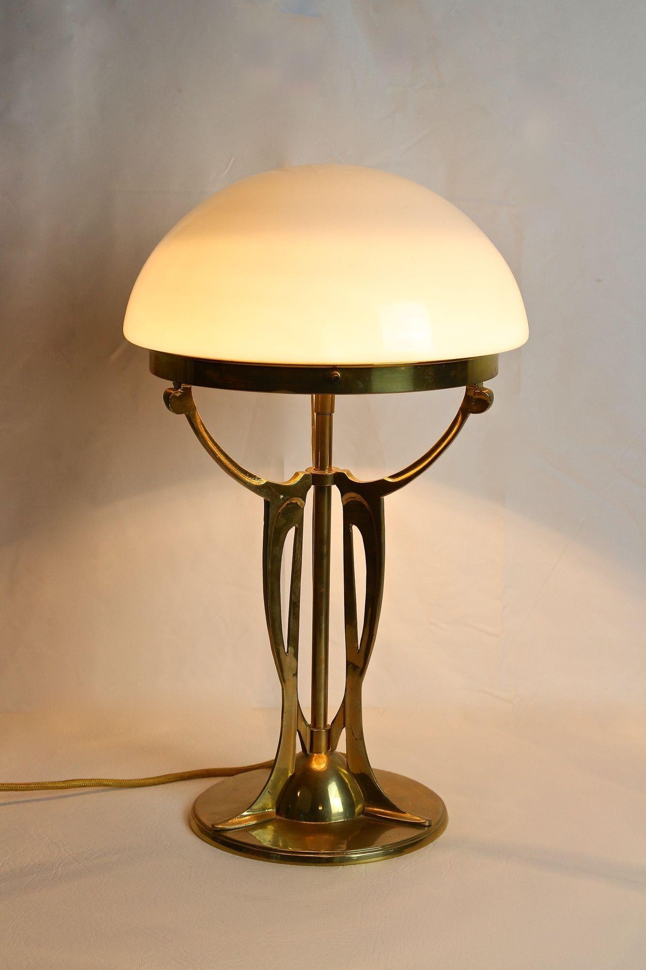 Jugendstil-Tischlampe aus vergoldetem Messing mit Lampenschirm aus weißem Glas, Österreich ca. 1910 1