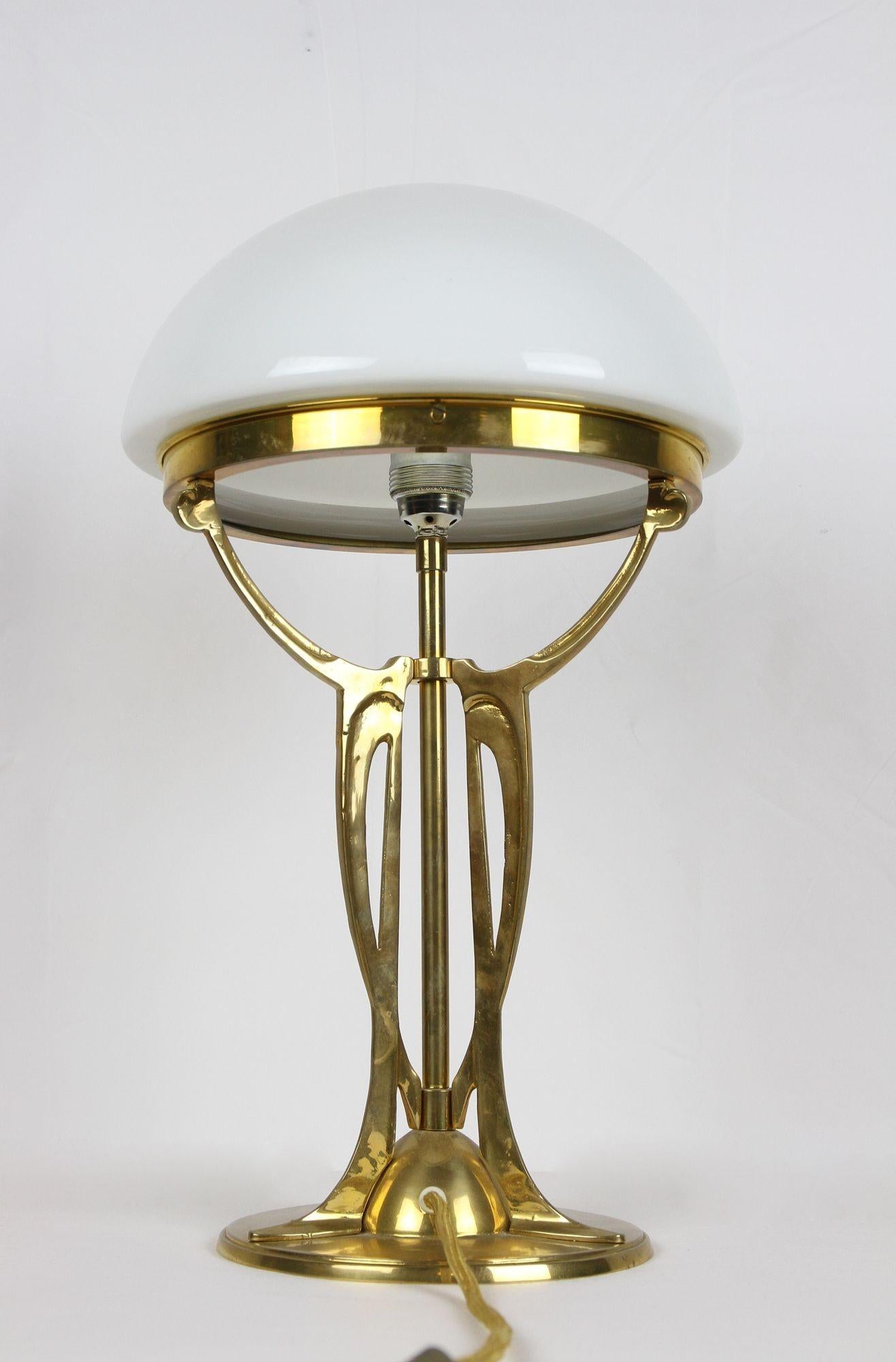 Jugendstil-Tischlampe aus vergoldetem Messing mit Lampenschirm aus weißem Glas, Österreich ca. 1910 3