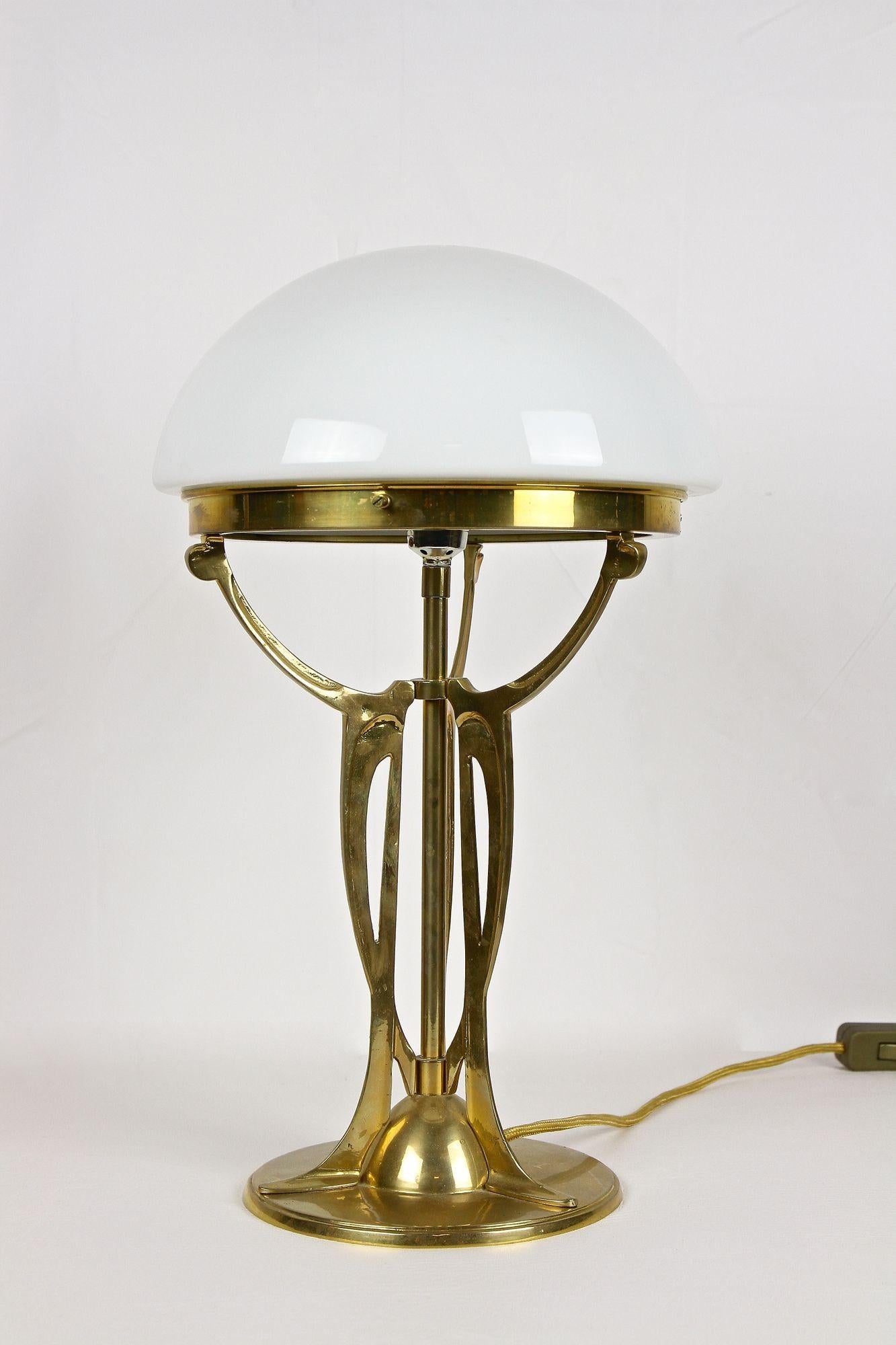 Fantastisch geformte Jugendstil-Messing-Tischlampe aus der Zeit um 1910 in Österreich. Eine absolute Schönheit einer Tischlampe aus dem frühen 20. Jahrhundert, kunstvoll gefertigt aus feinem vergoldetem Messing in der berühmten 