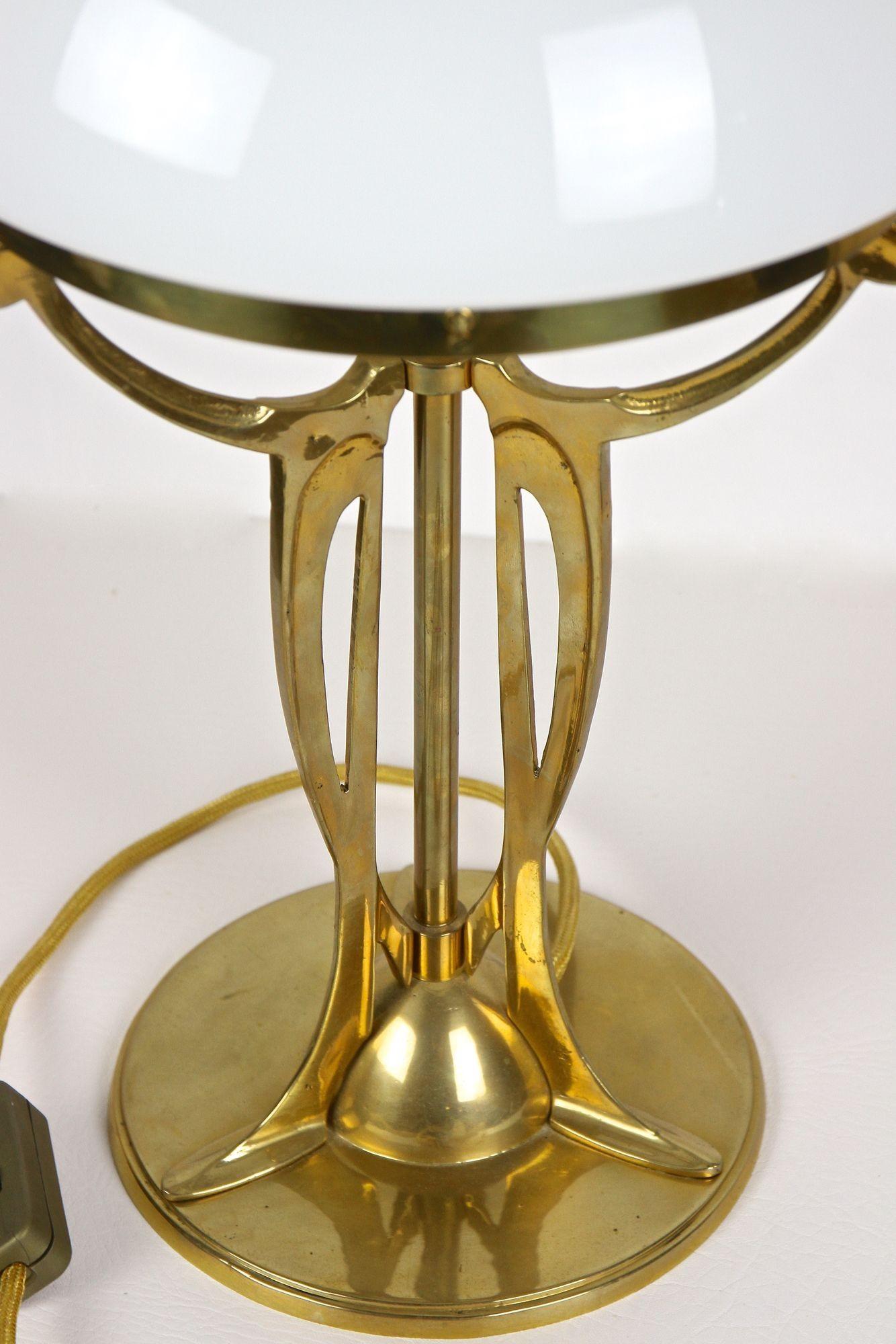 Art Nouveau Gilt Brass Table Lamp With White Glass Lampshade, Austria ca. 1910 In Good Condition In Lichtenberg, AT
